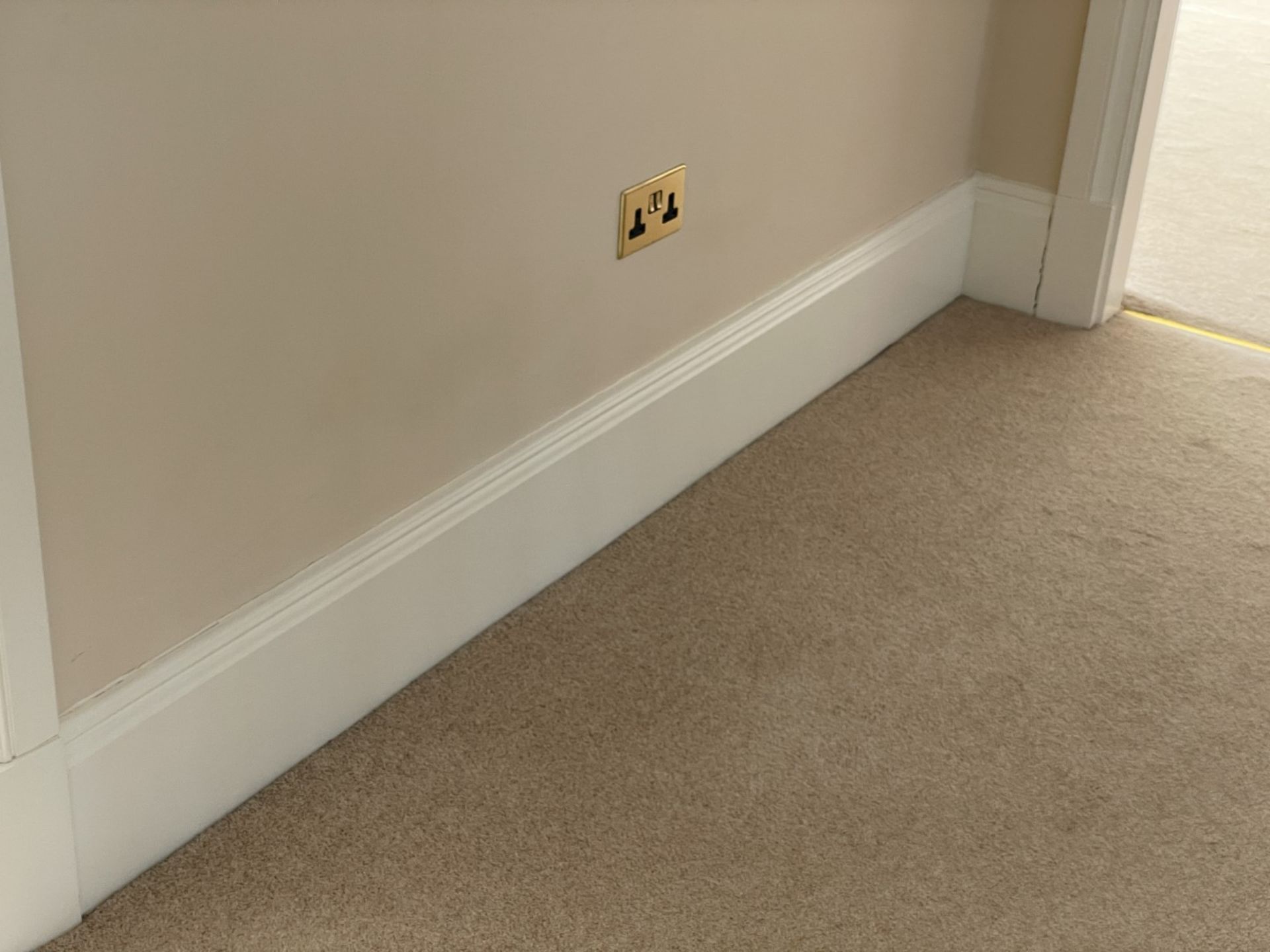 Approximately 20-Metres of Painted Timber Wooden Skirting Boards, In White - Ref: PAN219 - CL896 - - Bild 5 aus 8