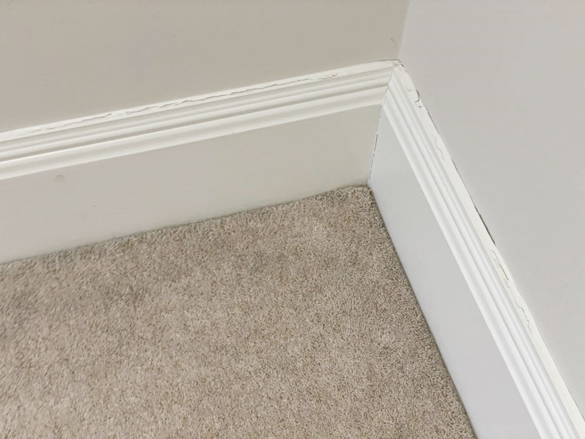 Approximately 16-Metres of Painted Timber Wooden Skirting Boards, In White - Ref: PAN283 / Bed4 - - Image 5 of 6