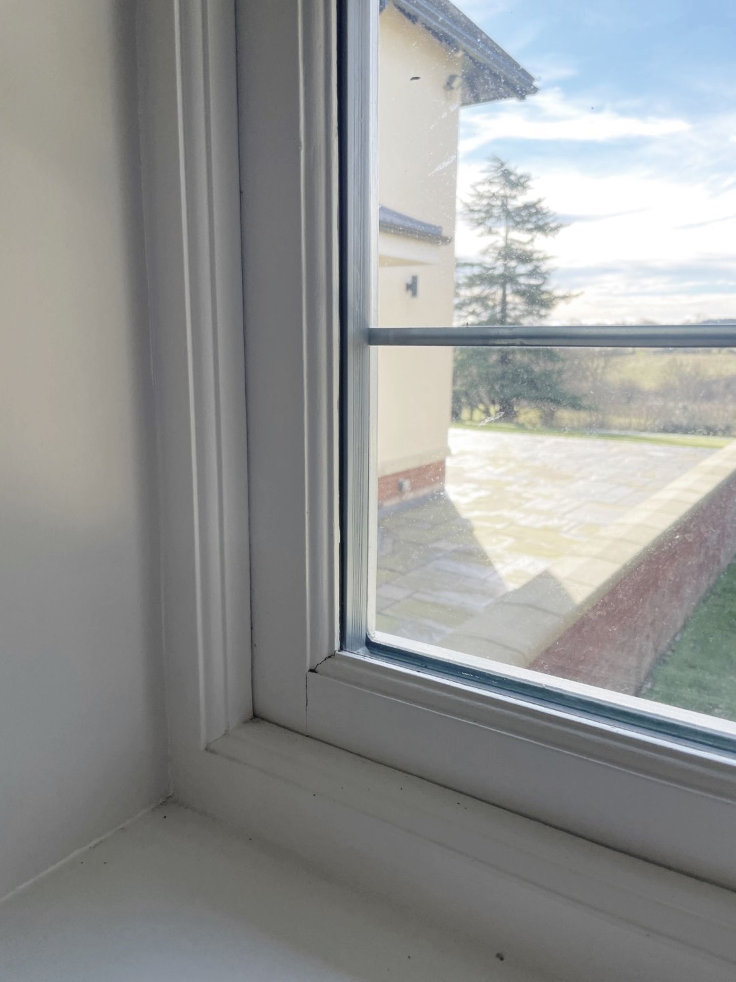1 x Small Hardwood Timber Double Glazed Leaded Window Frame, In White - Ref: PAN205 - CL896 - NO VAT - Image 2 of 7