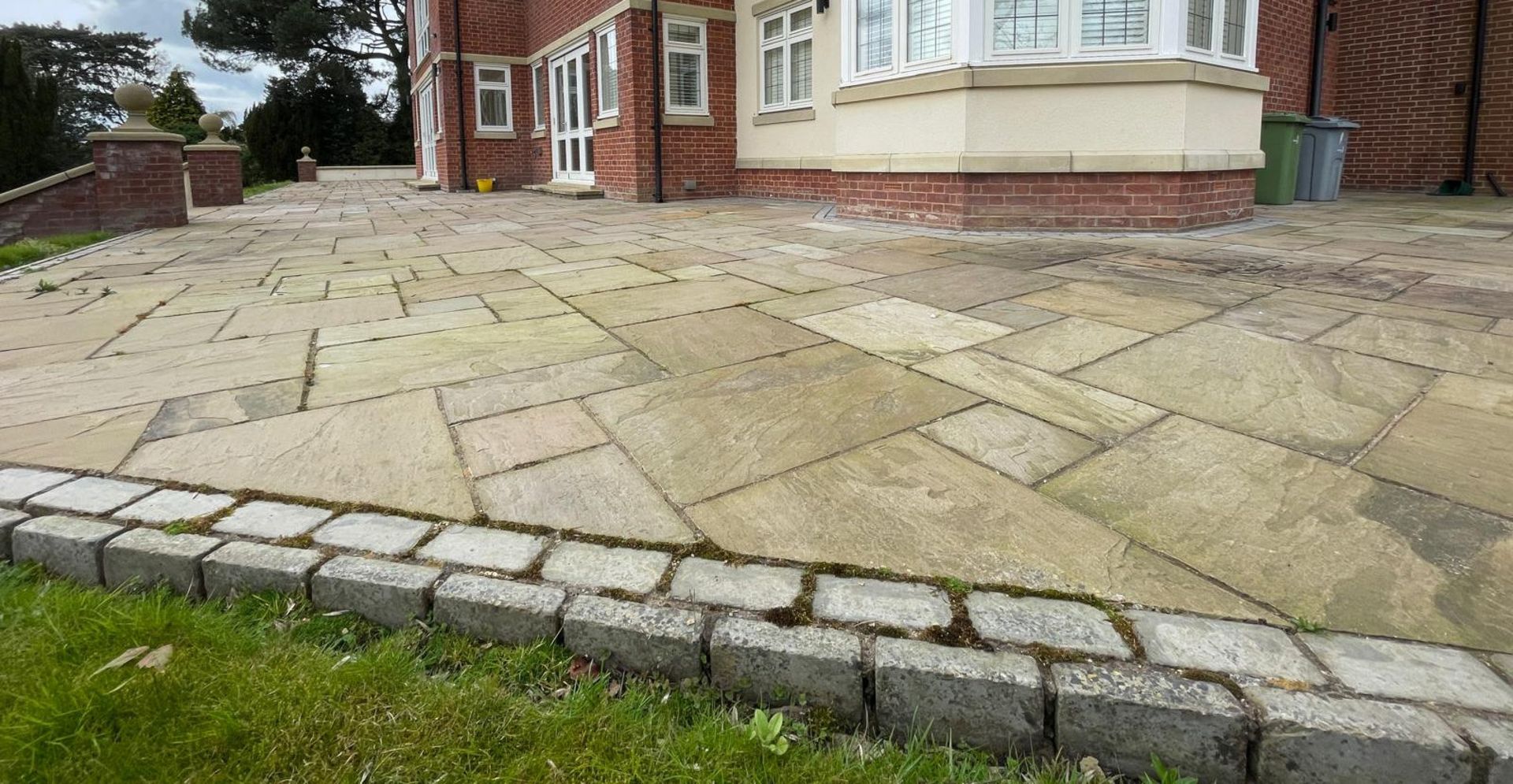 Large Quantity of Yorkstone Paving - Over 340sqm - CL896 - NO VAT ON THE HAMMER - Location: Wilmslow - Image 43 of 57