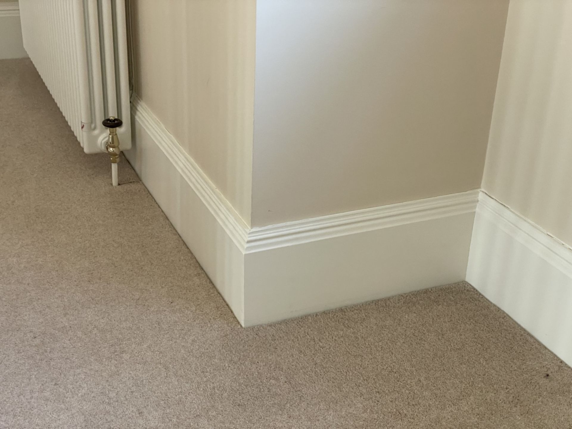 Approximately 20-Metres of Painted Timber Wooden Skirting Boards, In White - Ref: PAN219 - CL896 - - Image 8 of 8