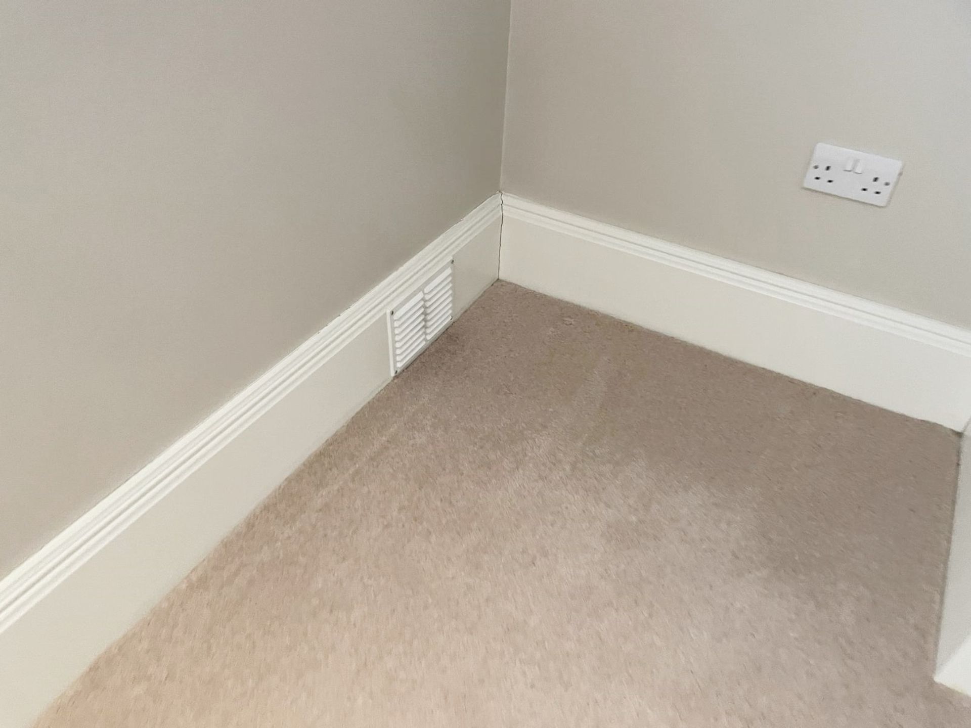 Approximately 20-Metres of Painted Timber Wooden Skirting Boards, In White - Ref: PAN144 - NO VAT - Bild 5 aus 25