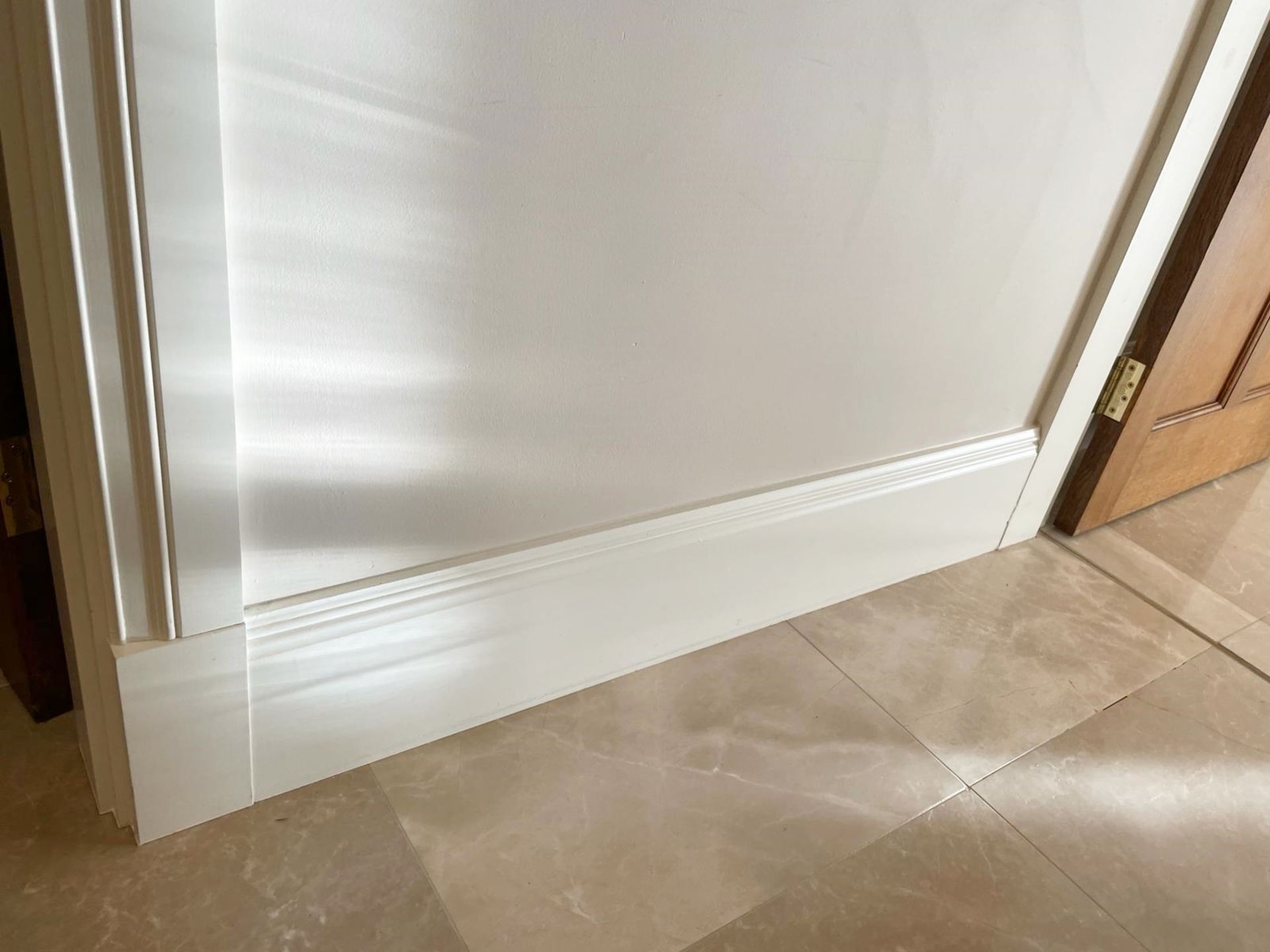 Approximately 20-Metres of Painted Timber Wooden Skirting Boards, In White - Ref: PAN144 - NO VAT - Bild 13 aus 25