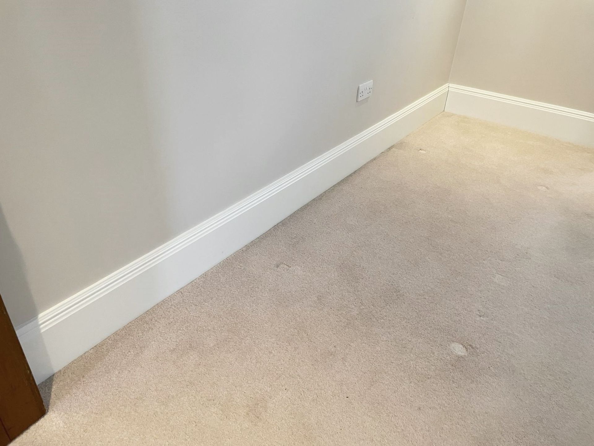 Approximately 20-Metres of Painted Timber Wooden Skirting Boards, In White - Ref: PAN144 - NO VAT - Bild 20 aus 25