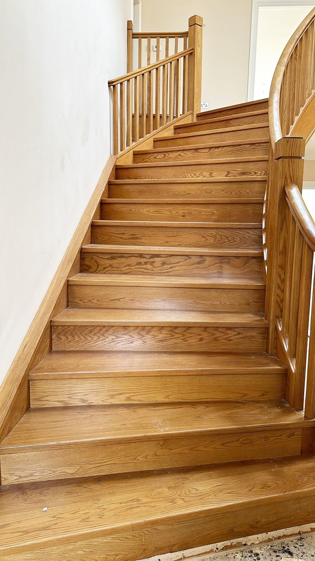 1 x Bespoke Stately 13-Step Curved Wooden Staircase - Image 4 of 5