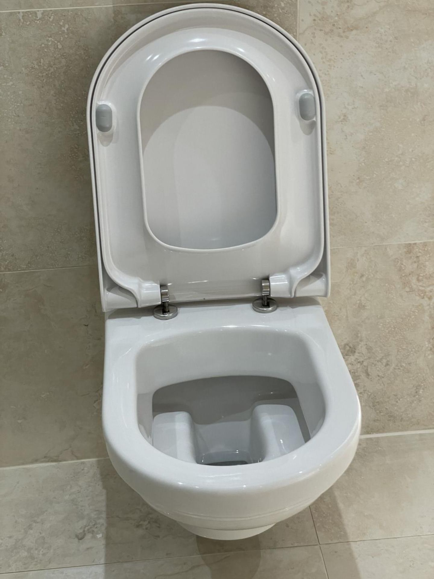 1 x VILLEROY & BOCH Wall Hung Toilet with Geberit Flush Plate - Ref: PAN231 - CL896 - NO VAT ON - Image 3 of 14