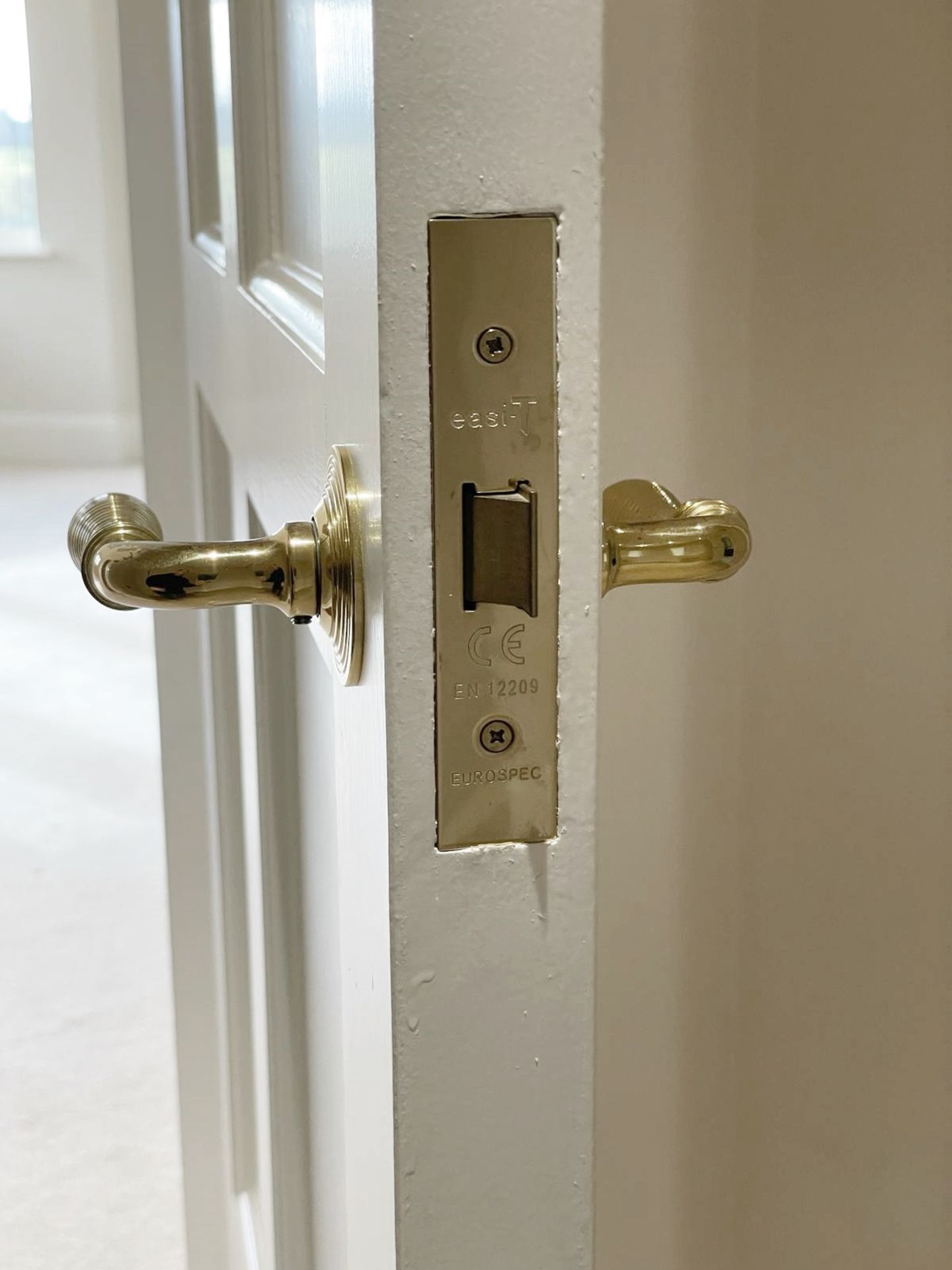 1 x Solid Wood Lockable Painted Internal Door in White - Includes Handles and Hinges - Bild 3 aus 10