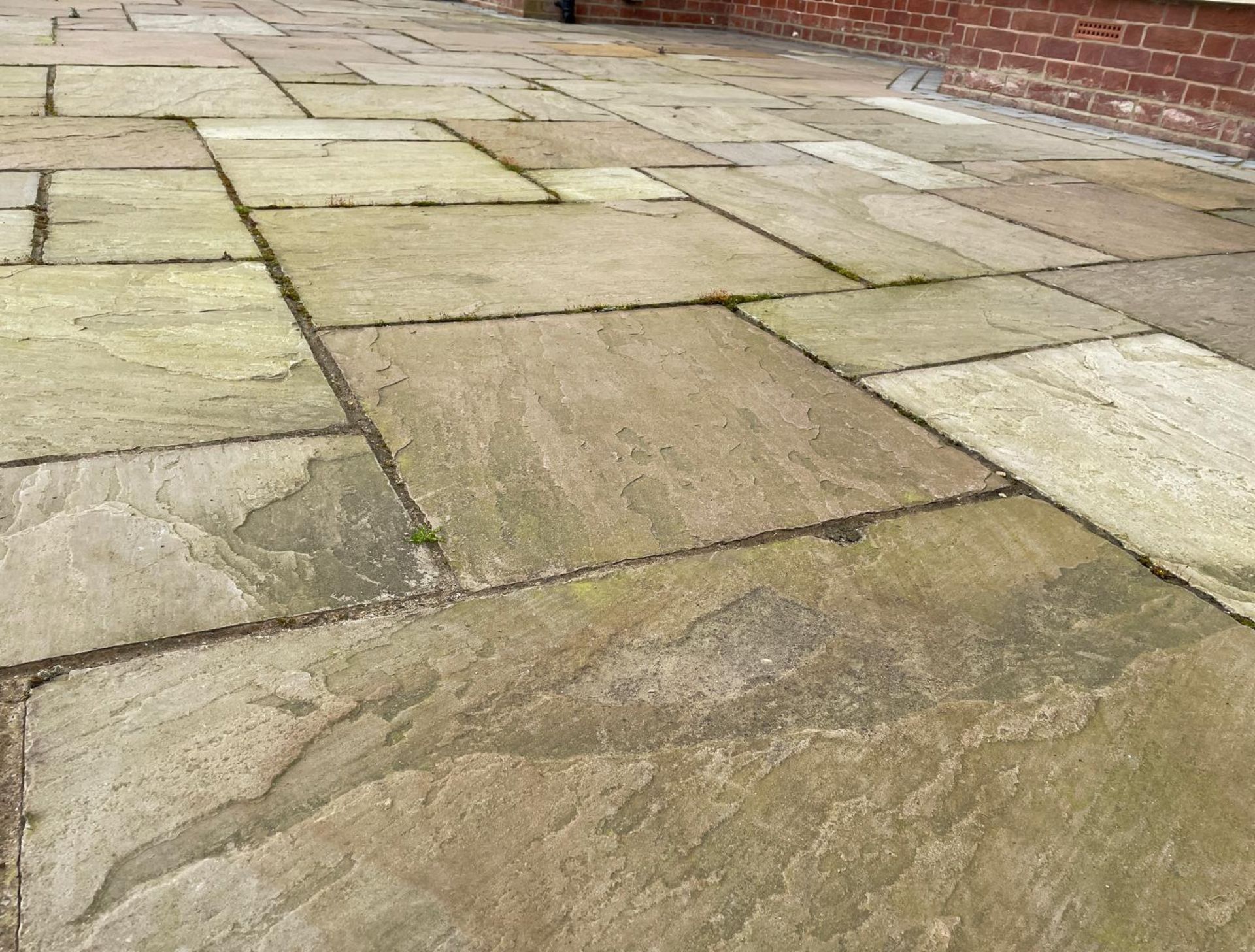Large Quantity of Yorkstone Paving - Over 340sqm - CL896 - NO VAT ON THE HAMMER - Location: Wilmslow - Image 39 of 57