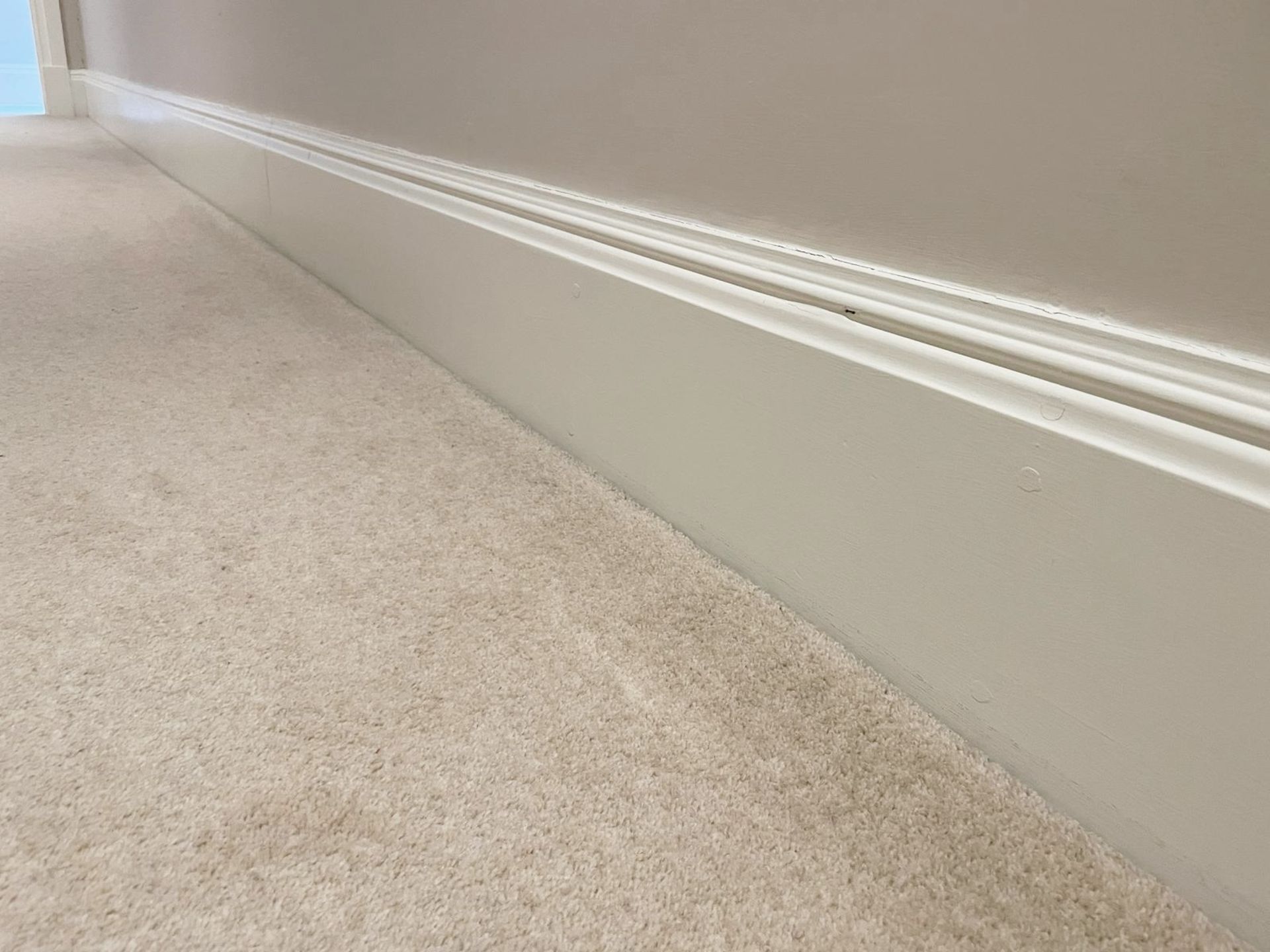 Approximately 15-Metres of Painted Timber Wooden Skirting Boards, In White - Ref: PAN257 - Bild 2 aus 2
