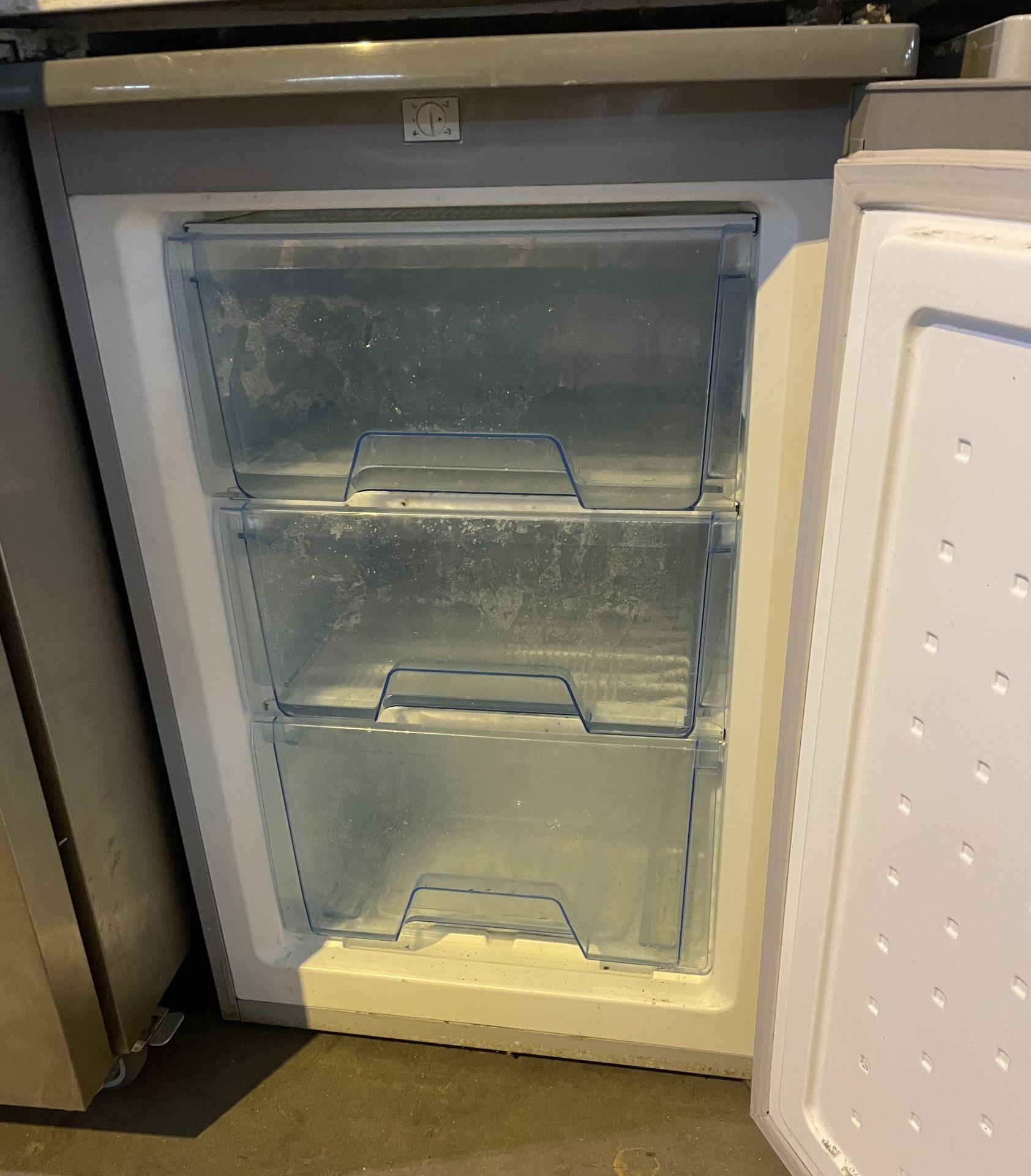 1 x Logik Undercounter Freezer With Three Drawers And Silver Finish - Image 3 of 3