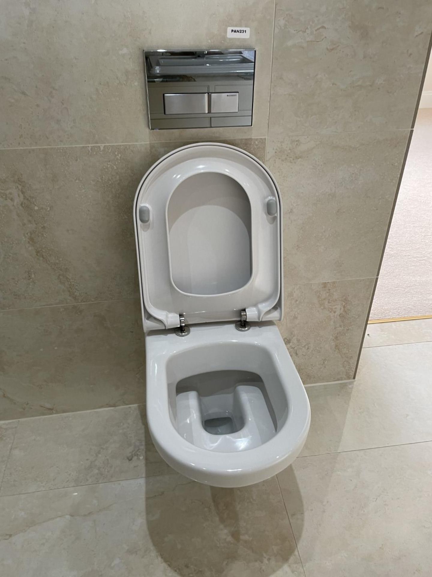 1 x VILLEROY & BOCH Wall Hung Toilet with Geberit Flush Plate - Ref: PAN231 - CL896 - NO VAT ON - Image 6 of 14