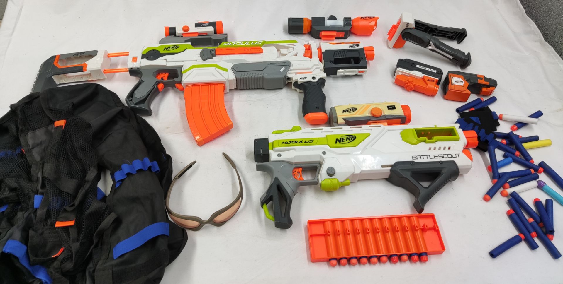 2 x Nerf Modulus Guns Plus Various Attachments And Accessories - Used - CL444 - NO VAT ON THE HAMMER - Image 9 of 10
