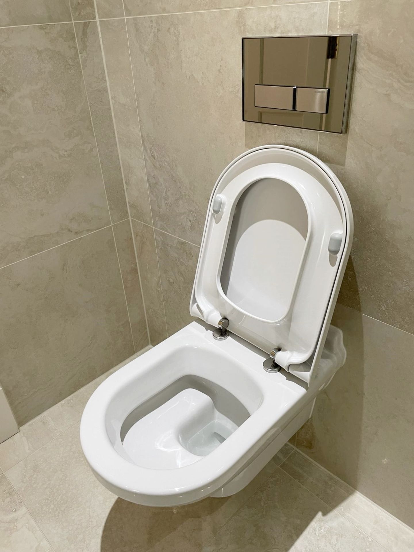 1 x VILLEROY & BOCH Wall Hung Toilet with Geberit Flush Plate - Ref: PAN249 - CL896 - NO VAT ON - Image 3 of 10