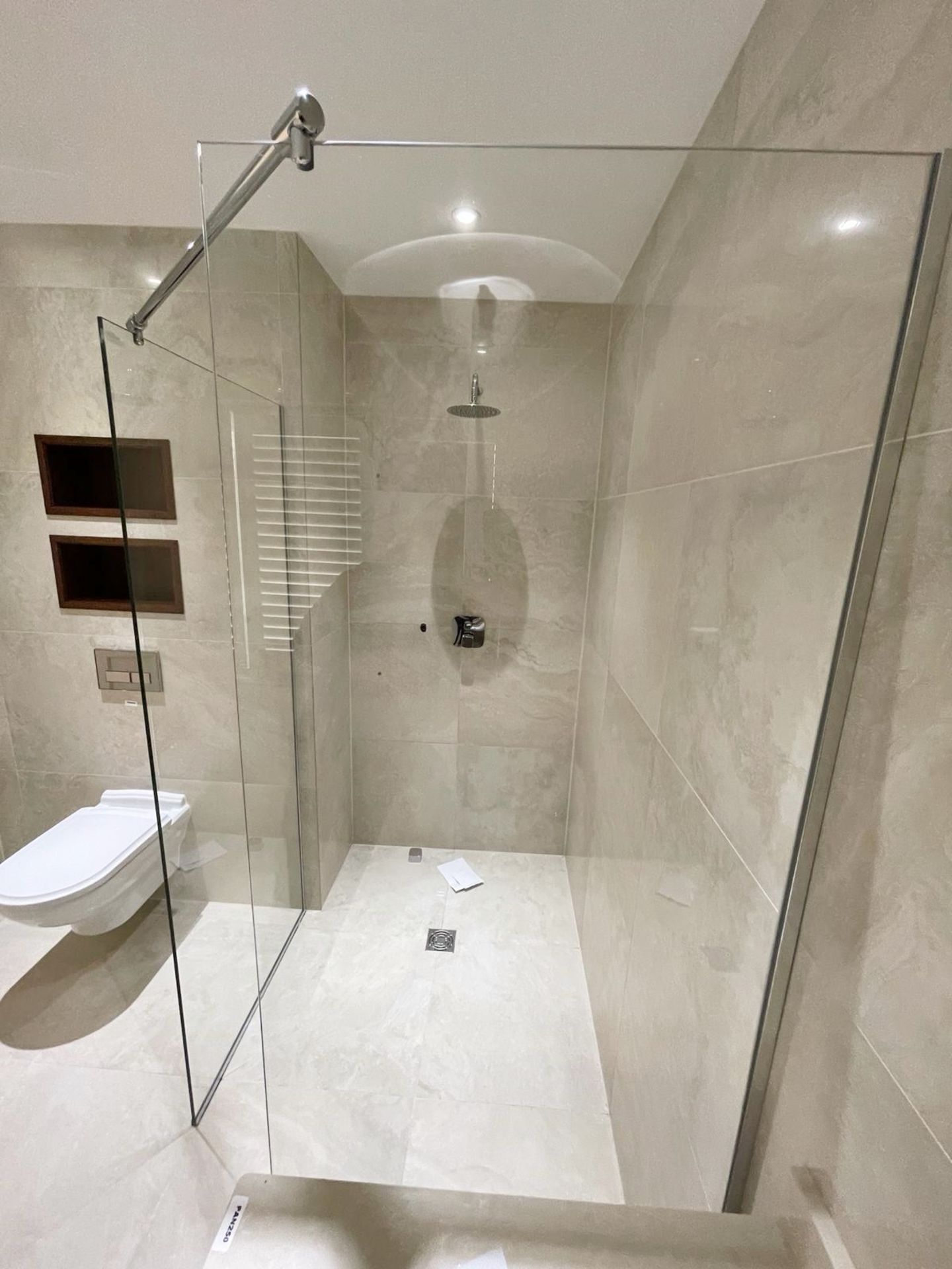 1 x Premium Shower and Enclosure + hansgrohe Controls and Thermostat - Ref: PAN251 / Bed2bth - CL896 - Bild 5 aus 15