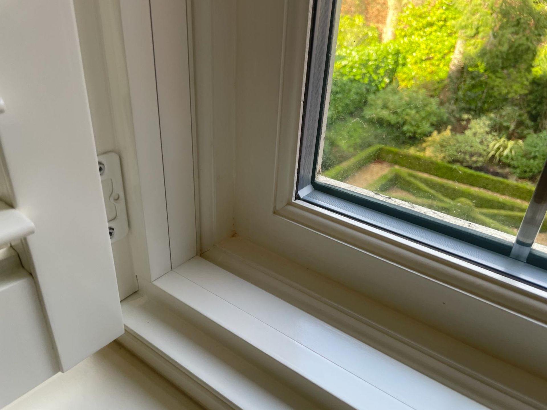 1 x Hardwood Timber Double Glazed Leaded 3-Pane Window Frame fitted with Shutter Blinds - Image 9 of 12