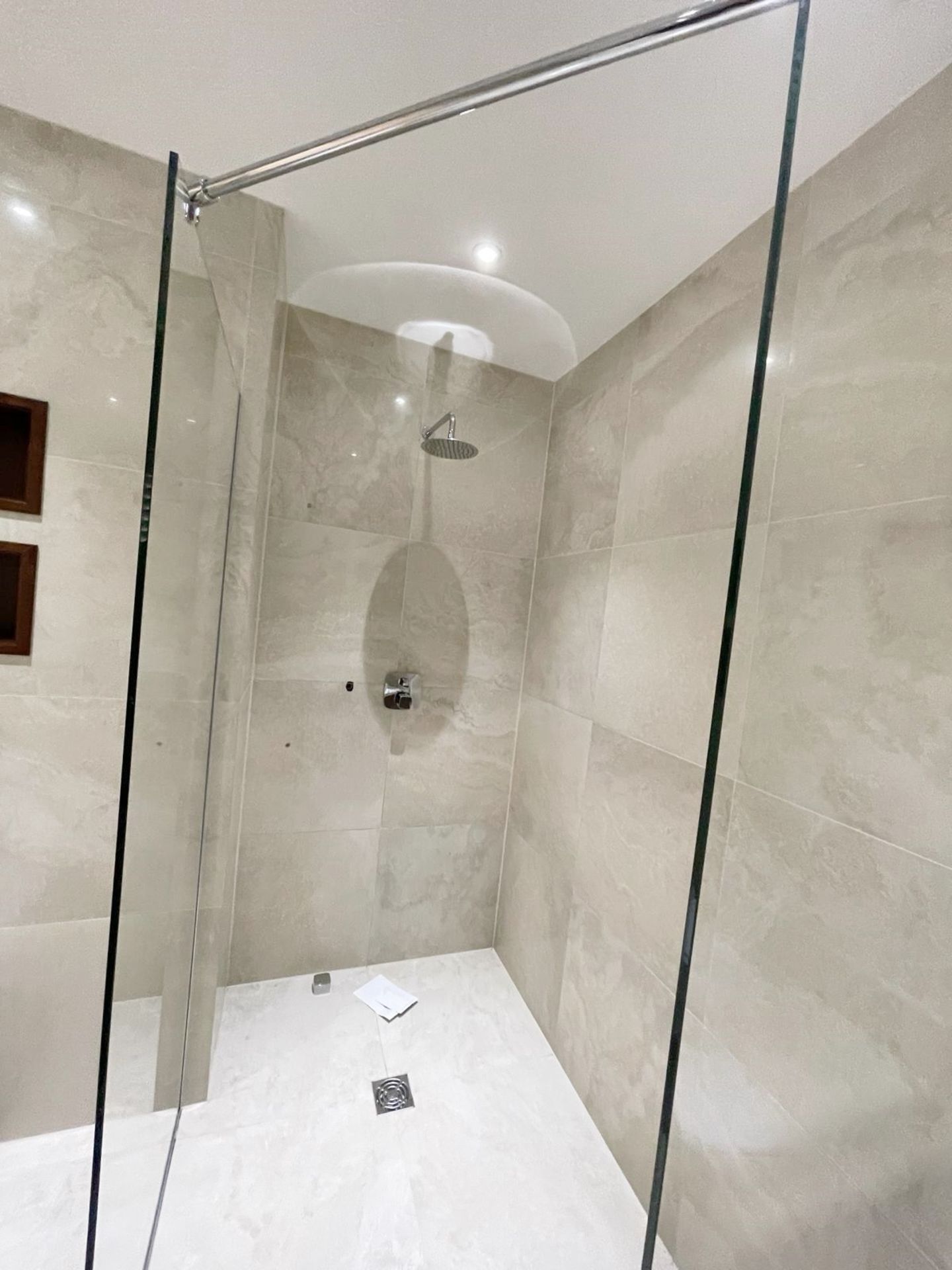 1 x Premium Shower and Enclosure + hansgrohe Controls and Thermostat - Ref: PAN251 / Bed2bth - CL896 - Bild 15 aus 15