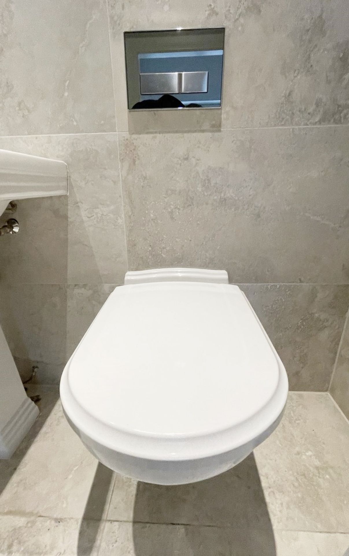 1 x VILLEROY & BOCH Wall Hung Toilet with Geberit Flush Plate - Ref: PAN231 - CL896 - NO VAT ON - Image 2 of 4