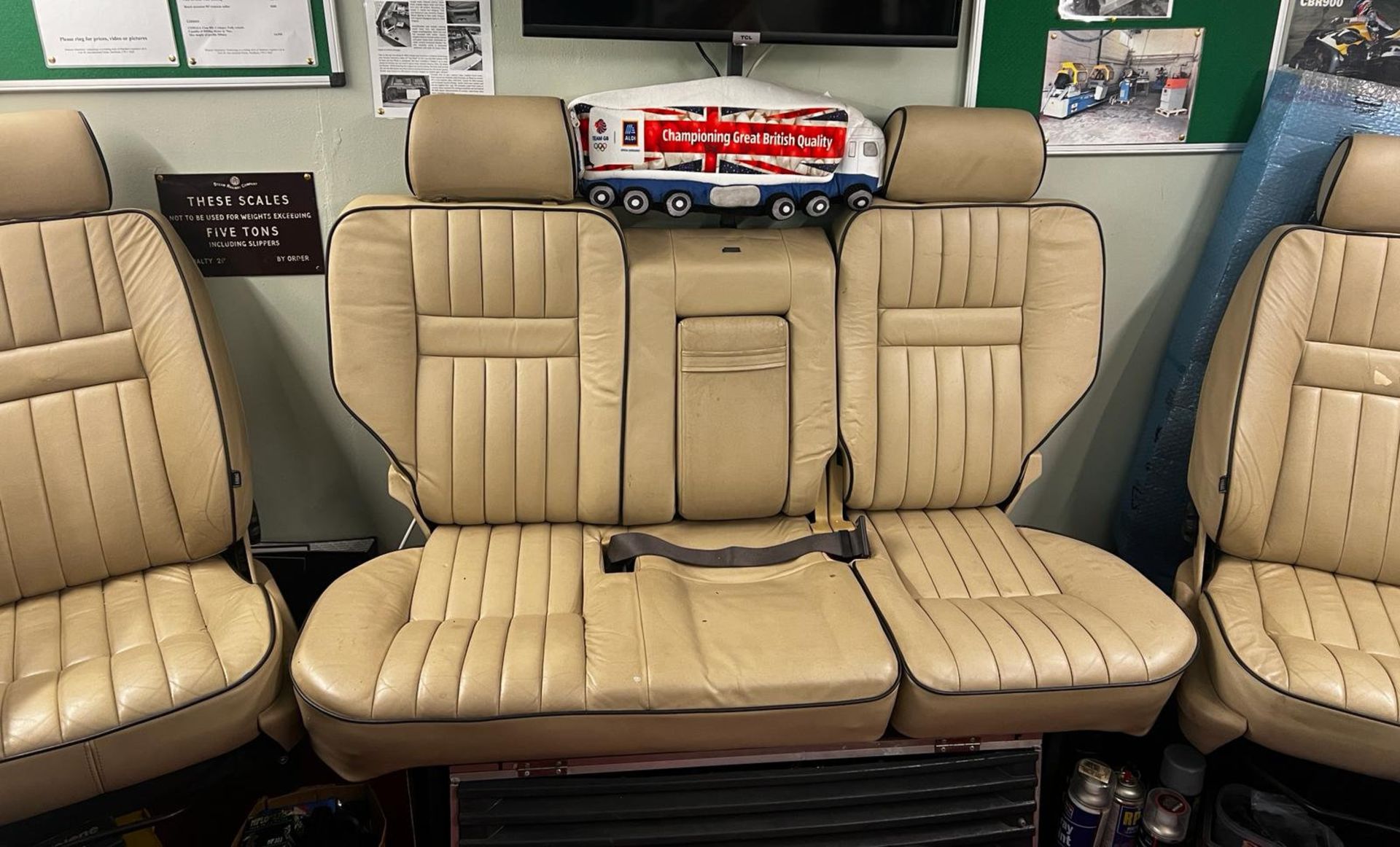 Bespoke Range Rover P38 1999 Seating - For Man Cave/Den - CL027 - NO VAT ON THE HAMMER - Location: - Image 3 of 8