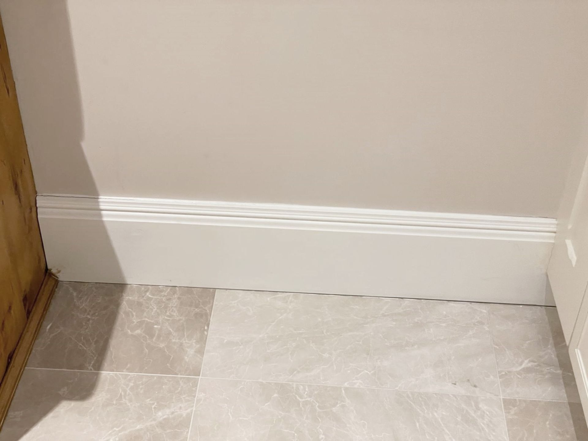 Approximately 20-Metres of Painted Timber Wooden Skirting Boards, In White - Ref: PAN144 - NO VAT - Bild 24 aus 25
