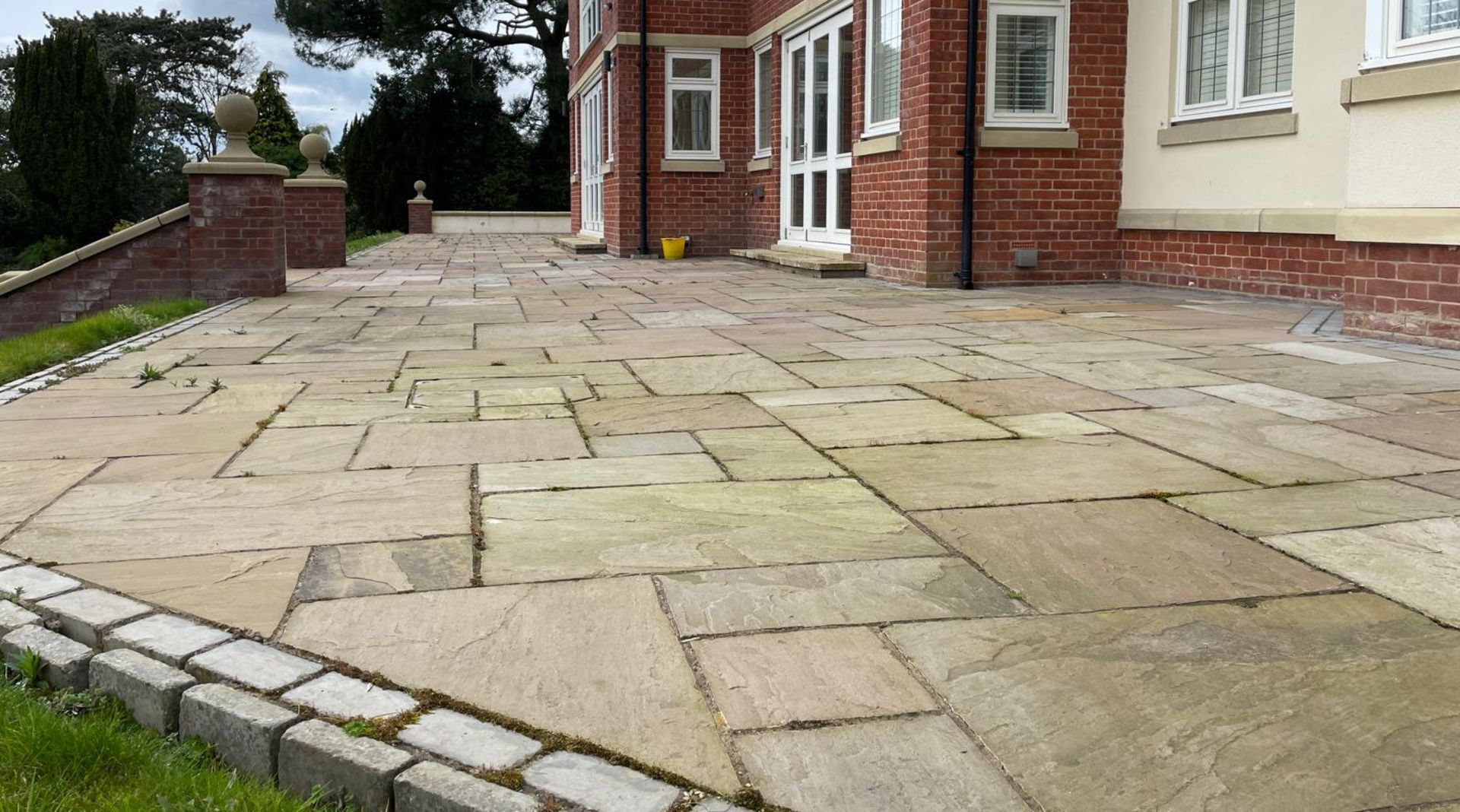 Large Quantity of Yorkstone Paving - Over 340sqm - CL896 - NO VAT ON THE HAMMER - Location: Wilmslow - Image 42 of 57