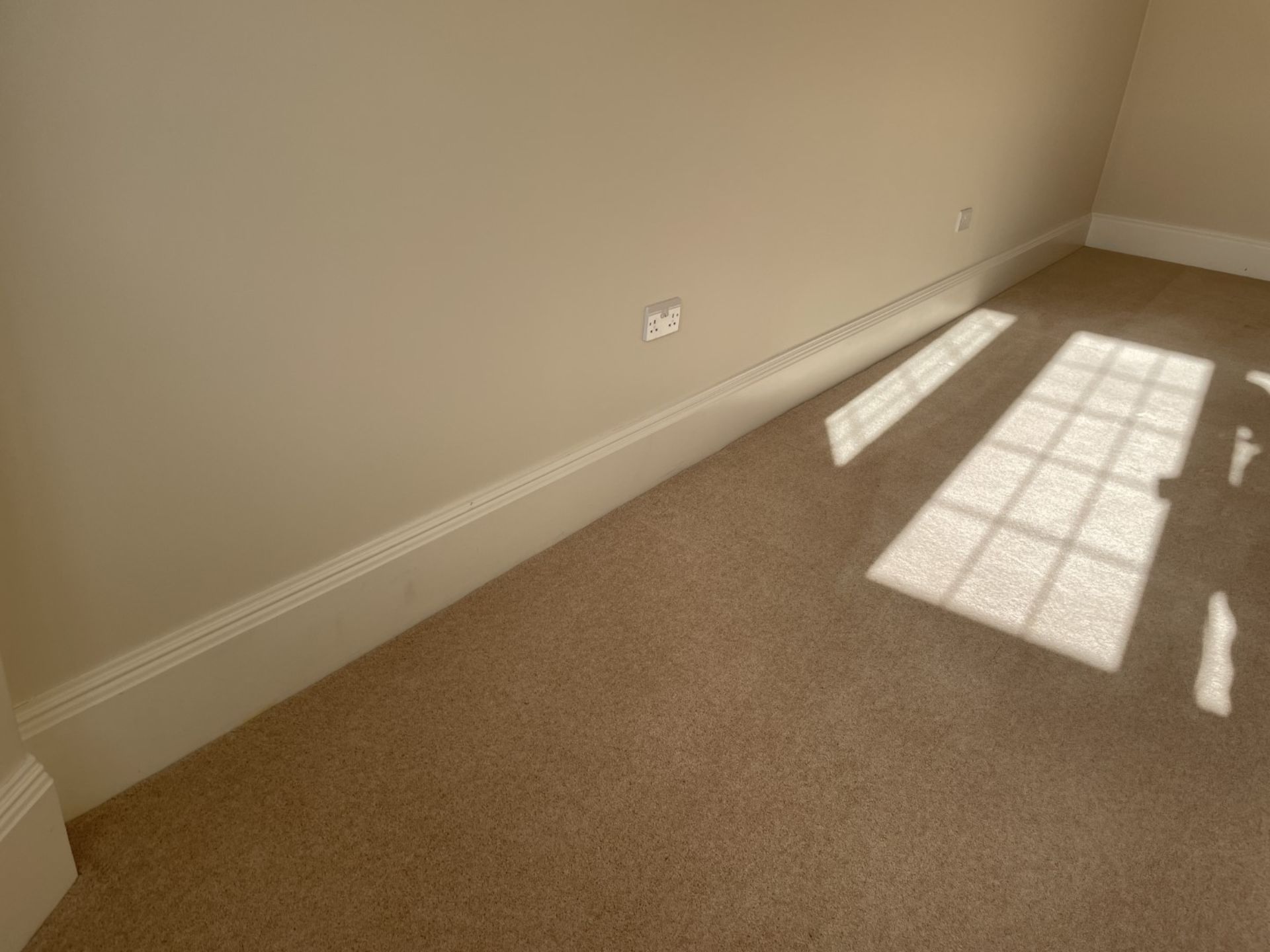 22-Metres of Painted Timber Wooden Skirting Boards, in White - Ref: PAN244 / Bed 2 - CL896 - NO - Image 4 of 6