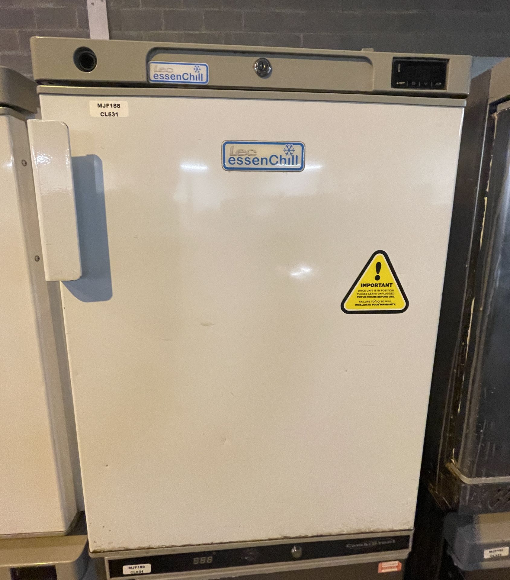 1 x LEC EssenChill Undercounter Commercial Refrigerator - Model BFS200W - Dimensions: H84 x W60 x D6