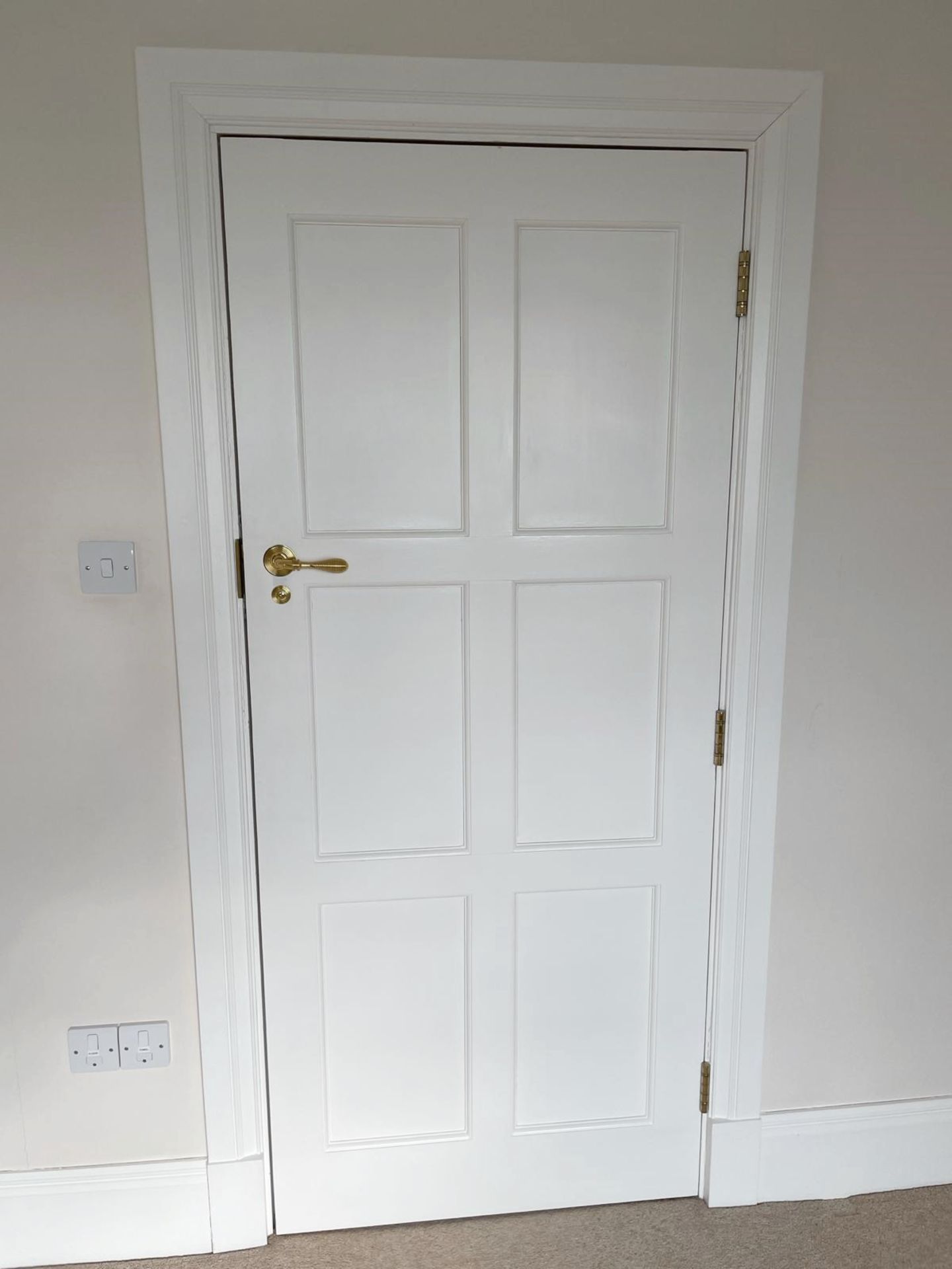 1 x Solid Wood Lockable Painted Internal Door in White - Image 4 of 11