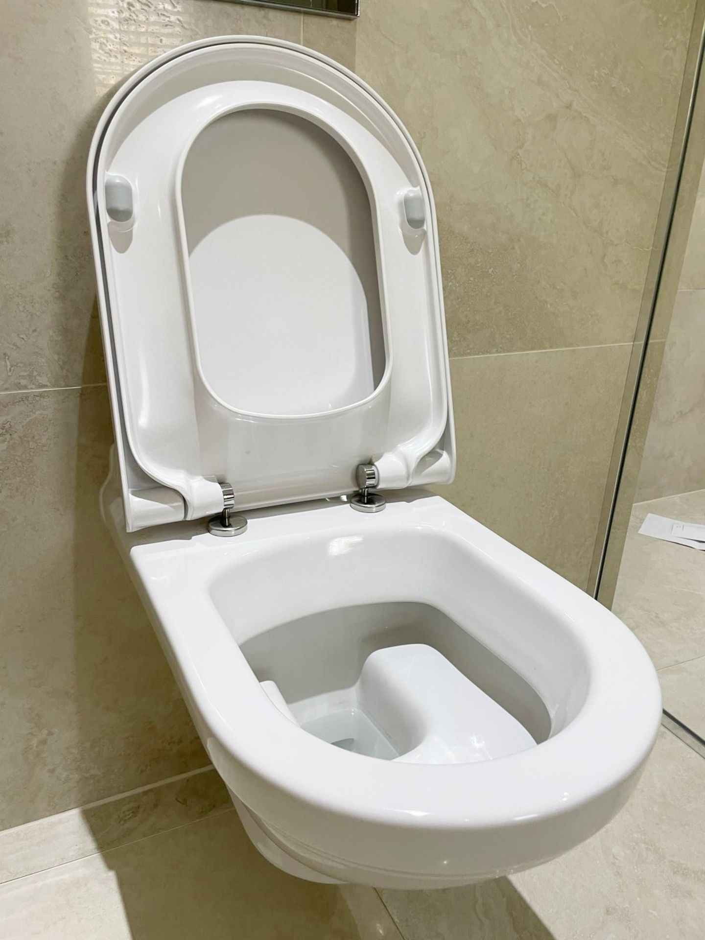 1 x VILLEROY & BOCH Wall Hung Toilet with Geberit Flush Plate - Ref: PAN249 - CL896 - NO VAT ON - Image 4 of 10