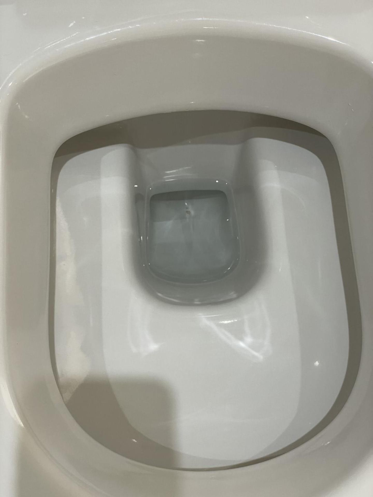 1 x VILLEROY & BOCH Wall Hung Toilet with Geberit Flush Plate - Ref: PAN231 - CL896 - NO VAT ON - Image 7 of 14
