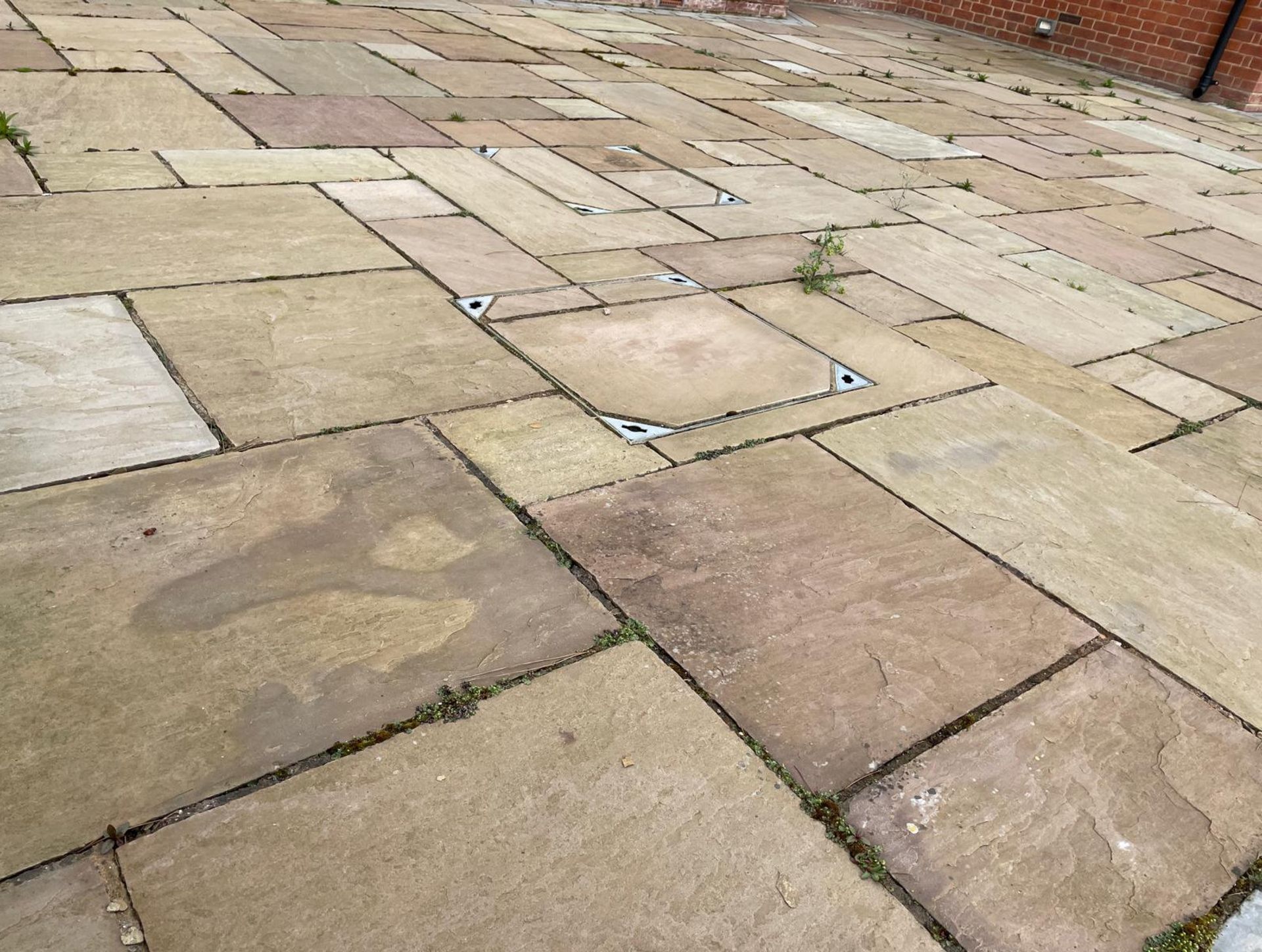 Large Quantity of Yorkstone Paving - Over 340sqm - CL896 - NO VAT ON THE HAMMER - Location: Wilmslow - Image 34 of 57