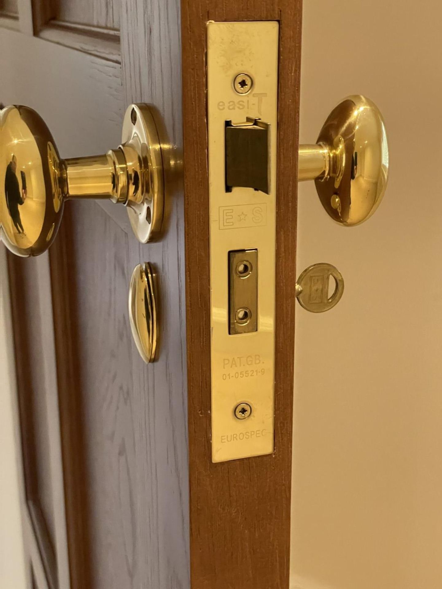 1 x Solid Oak Wooden Lockable Internal Door - Includes Handles and Hinges - Ref: PAN286 / - Image 13 of 17