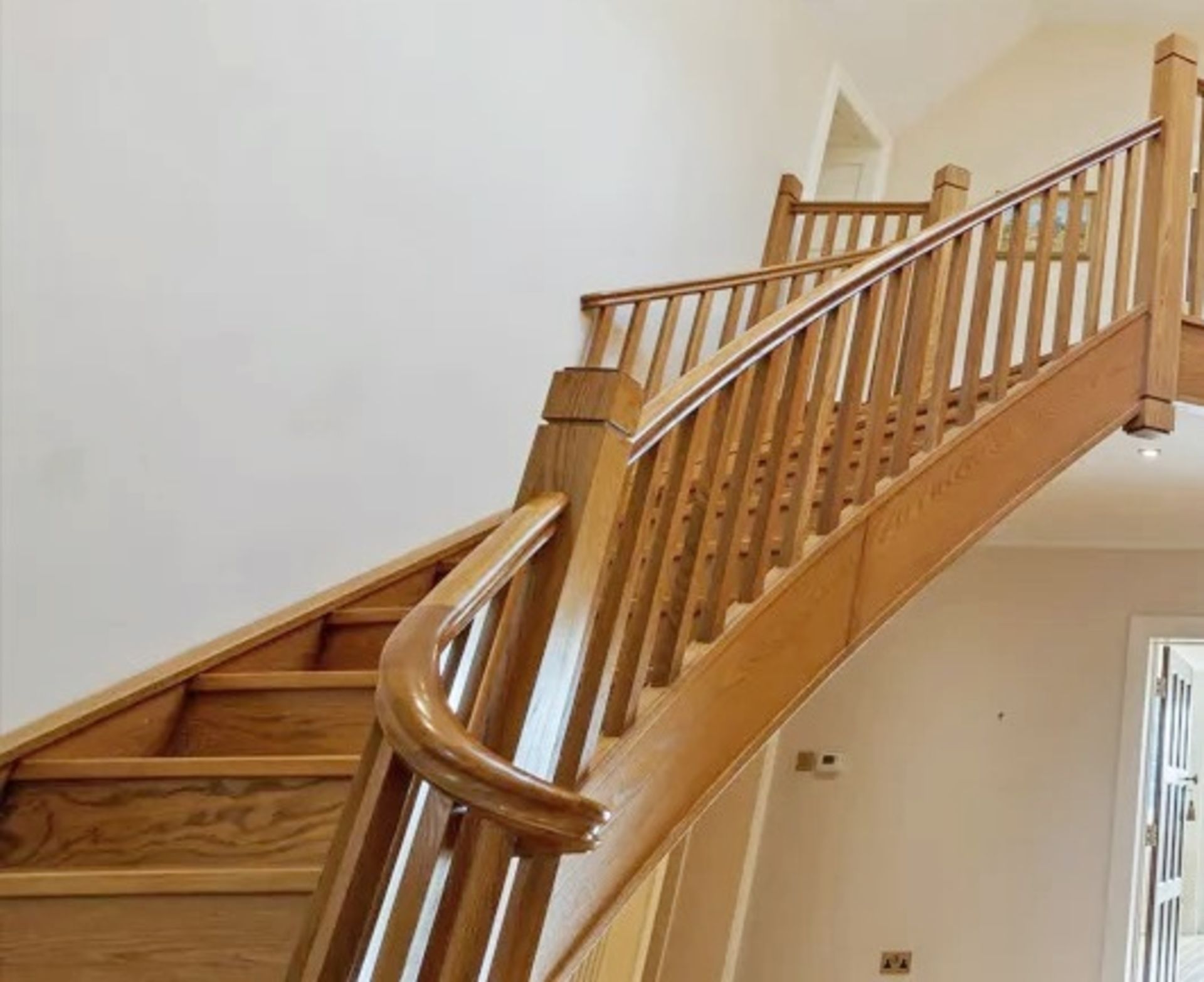 1 x Bespoke Stately 13-Step Curved Wooden Staircase - Image 5 of 5