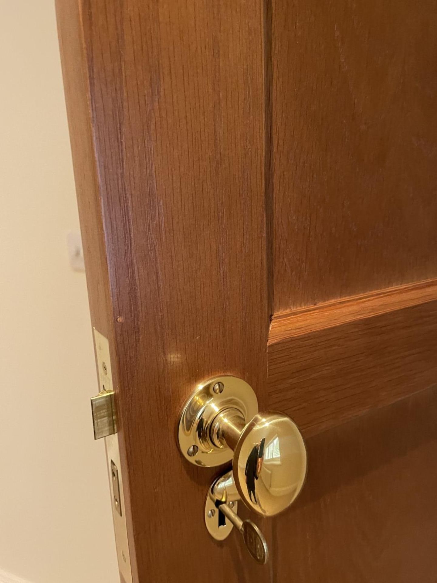 1 x Solid Oak Wooden Lockable Internal Door - Includes Handles and Hinges - Ref: PAN286 / - Image 5 of 17