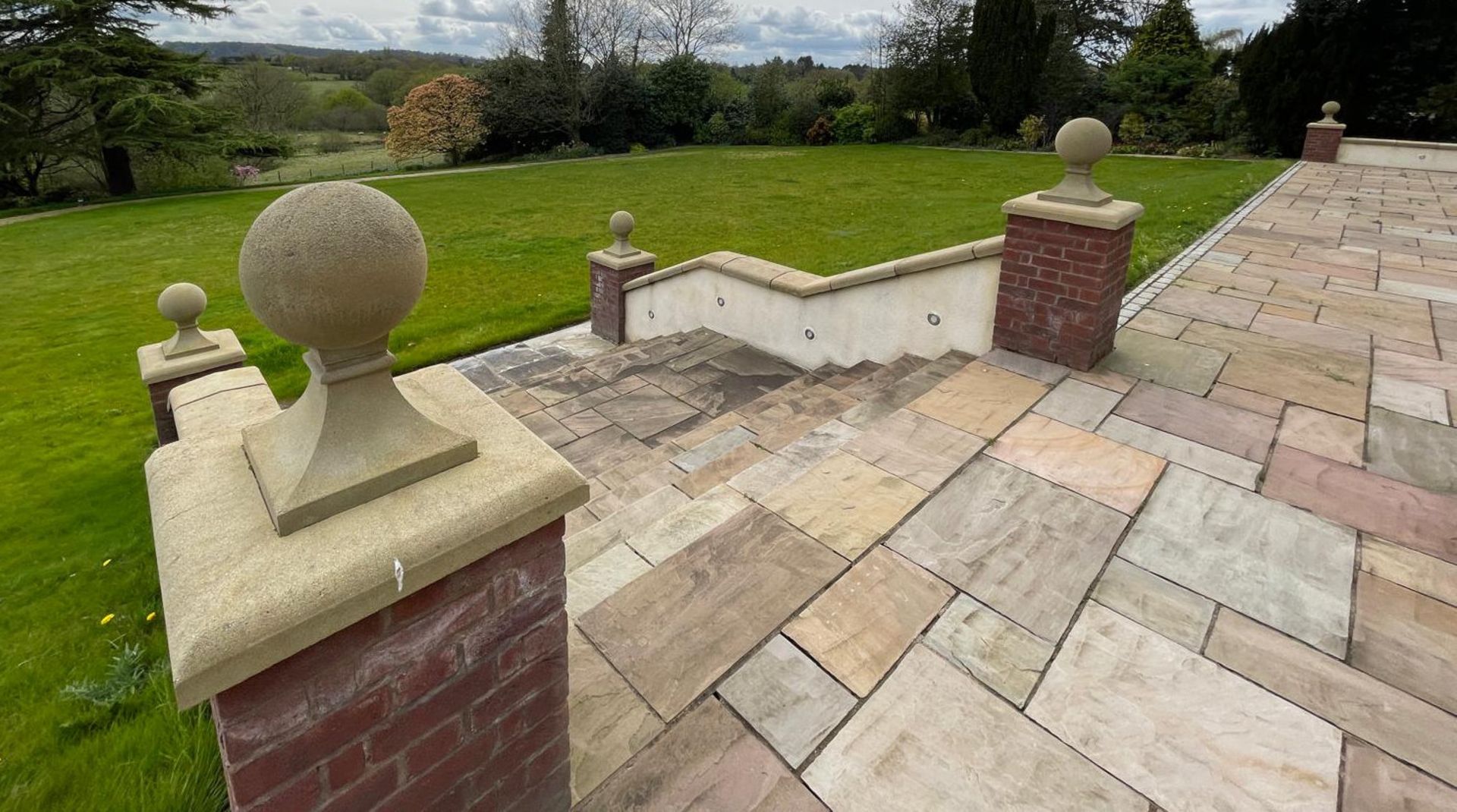 Large Quantity of Yorkstone Paving - Over 340sqm - CL896 - NO VAT ON THE HAMMER - Location: Wilmslow - Image 38 of 57