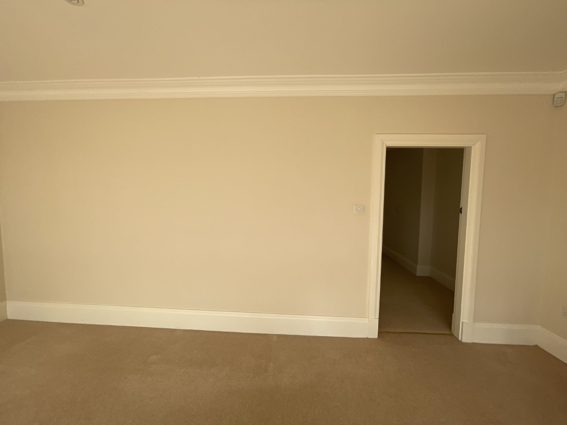 22-Metres of Painted Timber Wooden Skirting Boards, in White - Ref: PAN244 / Bed 2 - CL896 - NO - Image 5 of 6