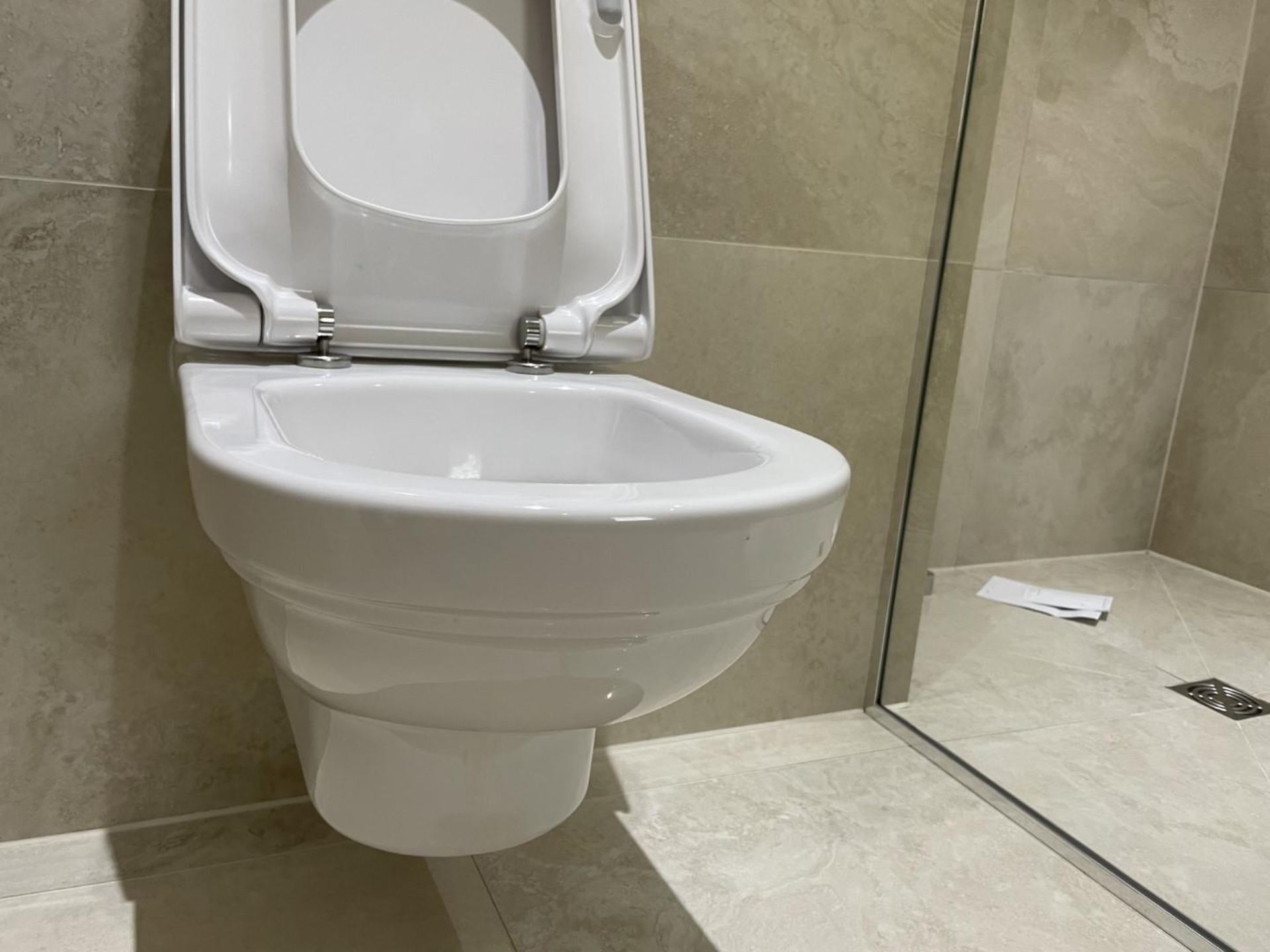 1 x VILLEROY & BOCH Wall Hung Toilet with Geberit Flush Plate - Ref: PAN249 - CL896 - NO VAT ON - Image 9 of 10