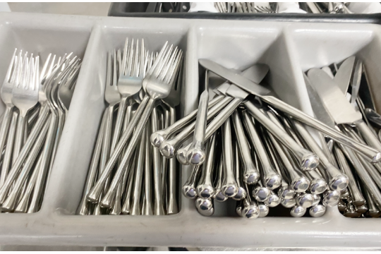 1 x Large Collection of Assorted Stainless Steel Cutlery - Provided in Two Cutlery Trays - Image 3 of 4