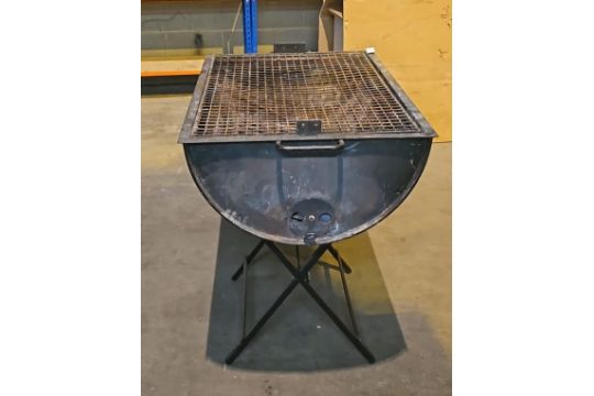 1 x Half Barrel BBQ with Stand - Dimensions: H87 x W97 x D37 cms - Image 1 of 3