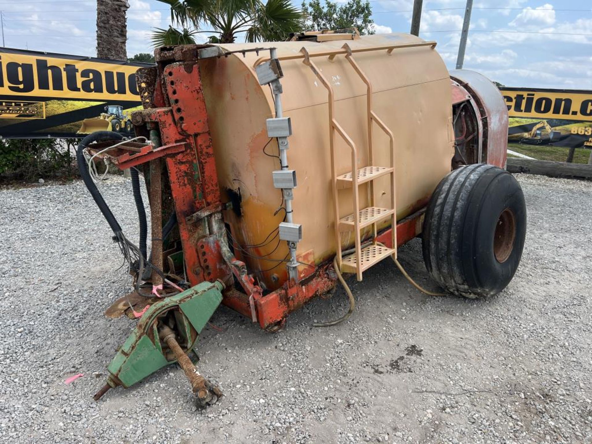 REARS 1,000 GALLON PTO DRIVEN SPEED SPRAYER