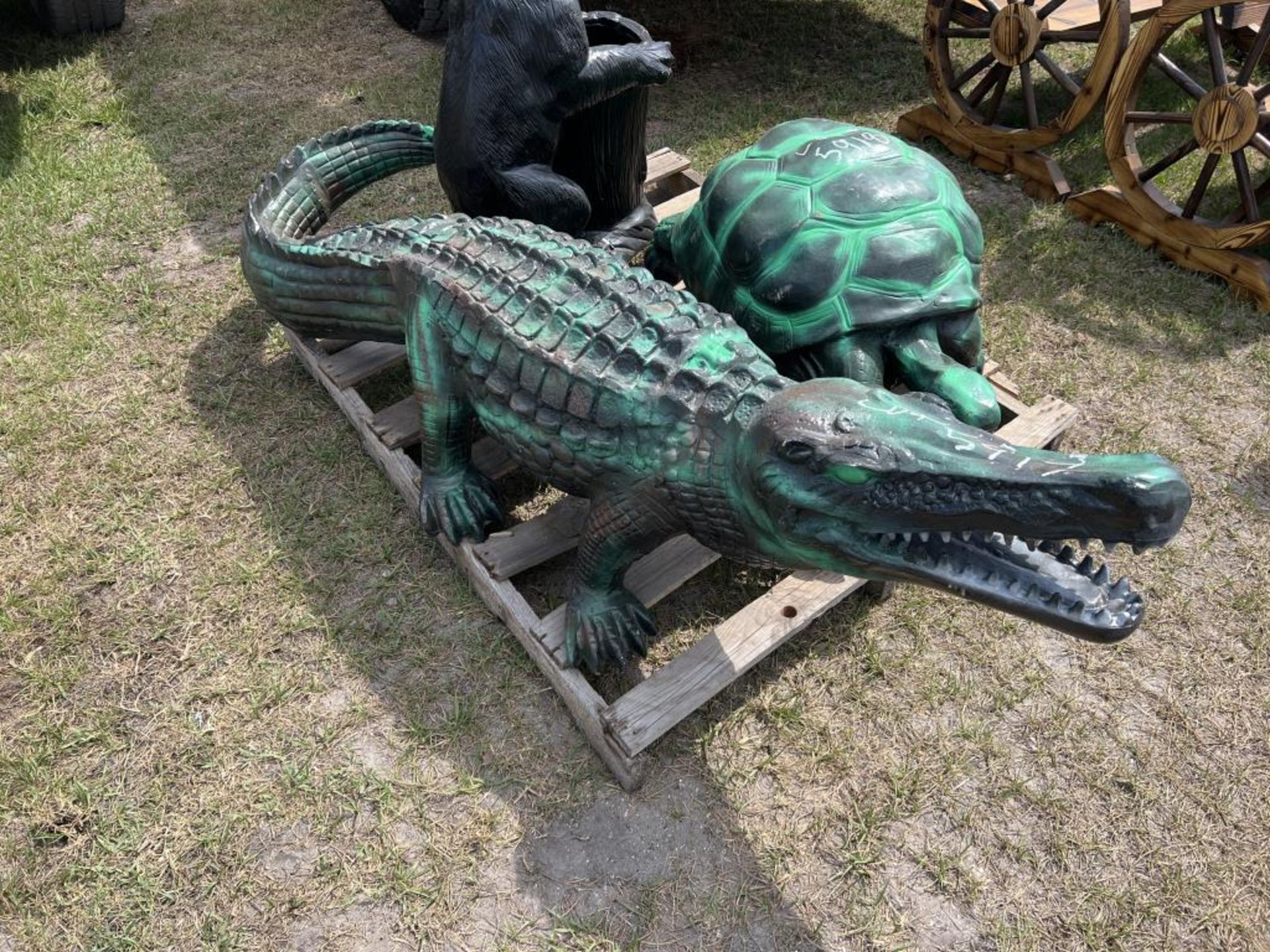 ALUMINUM ALLIGATOR STATUE