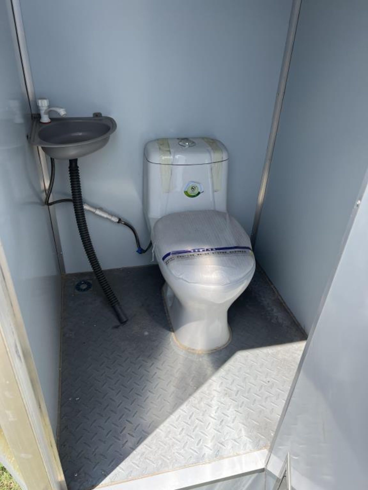 MOBILE TOILET W/SINK - Image 2 of 4
