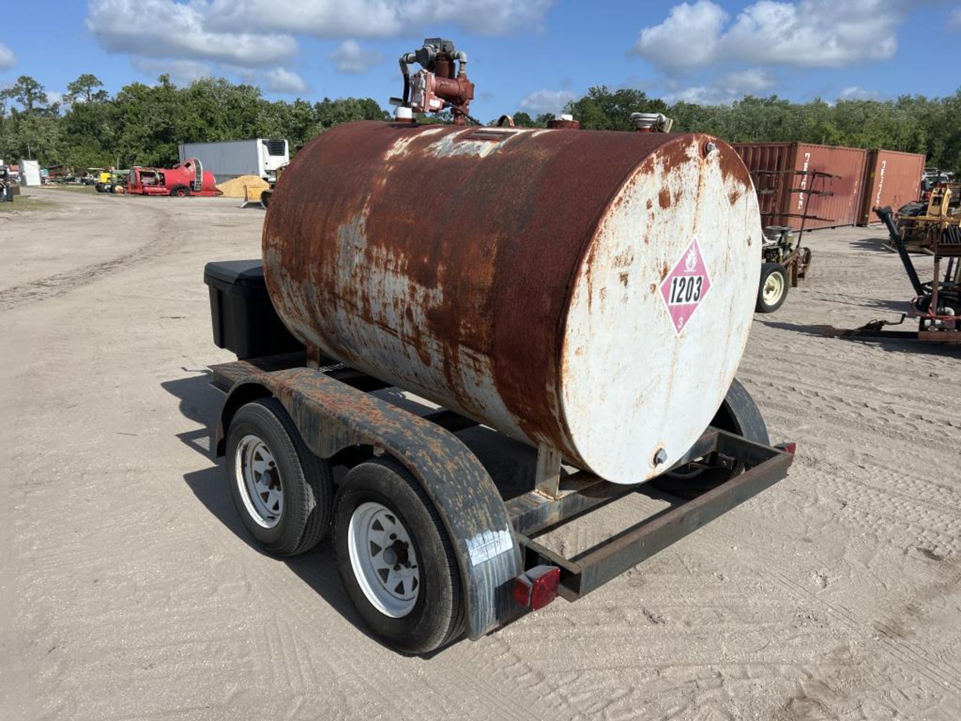 500 GALLON FUEL TANK TRAILER MOUNTED - Image 2 of 4