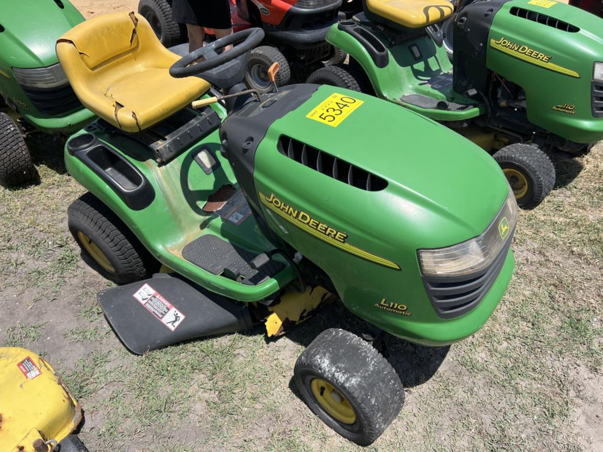 JOHN DEERE L110 RIDING MOWER - Image 2 of 3