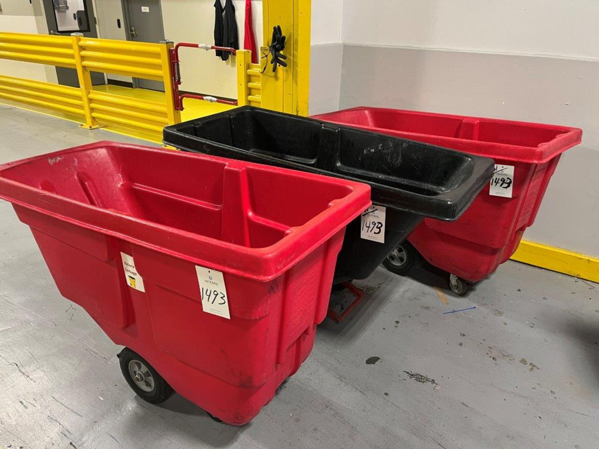 (3) Rubbermaid 1304 Utility Garbage Carts