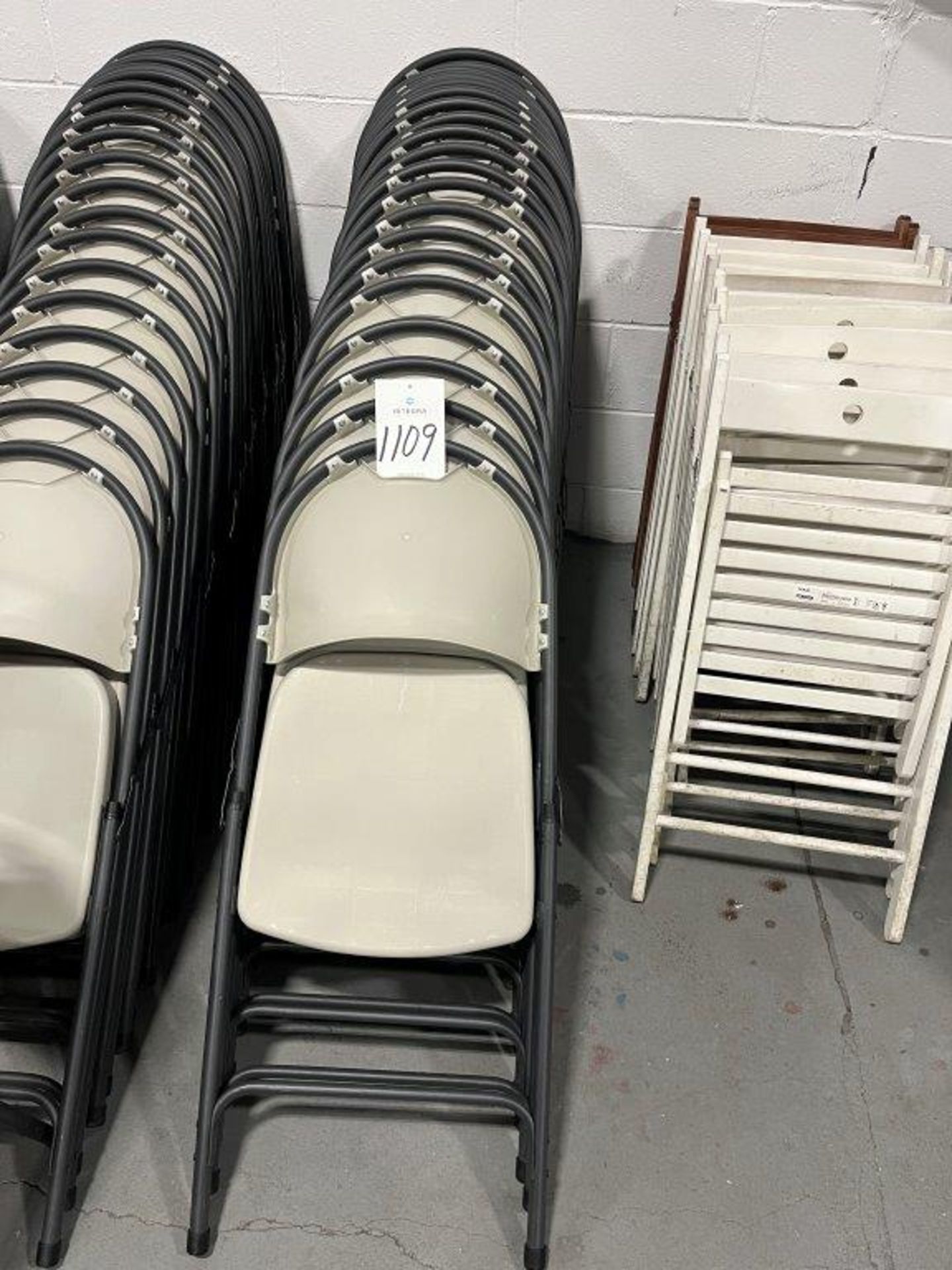 (20) HDX Plastic Folding Chairs