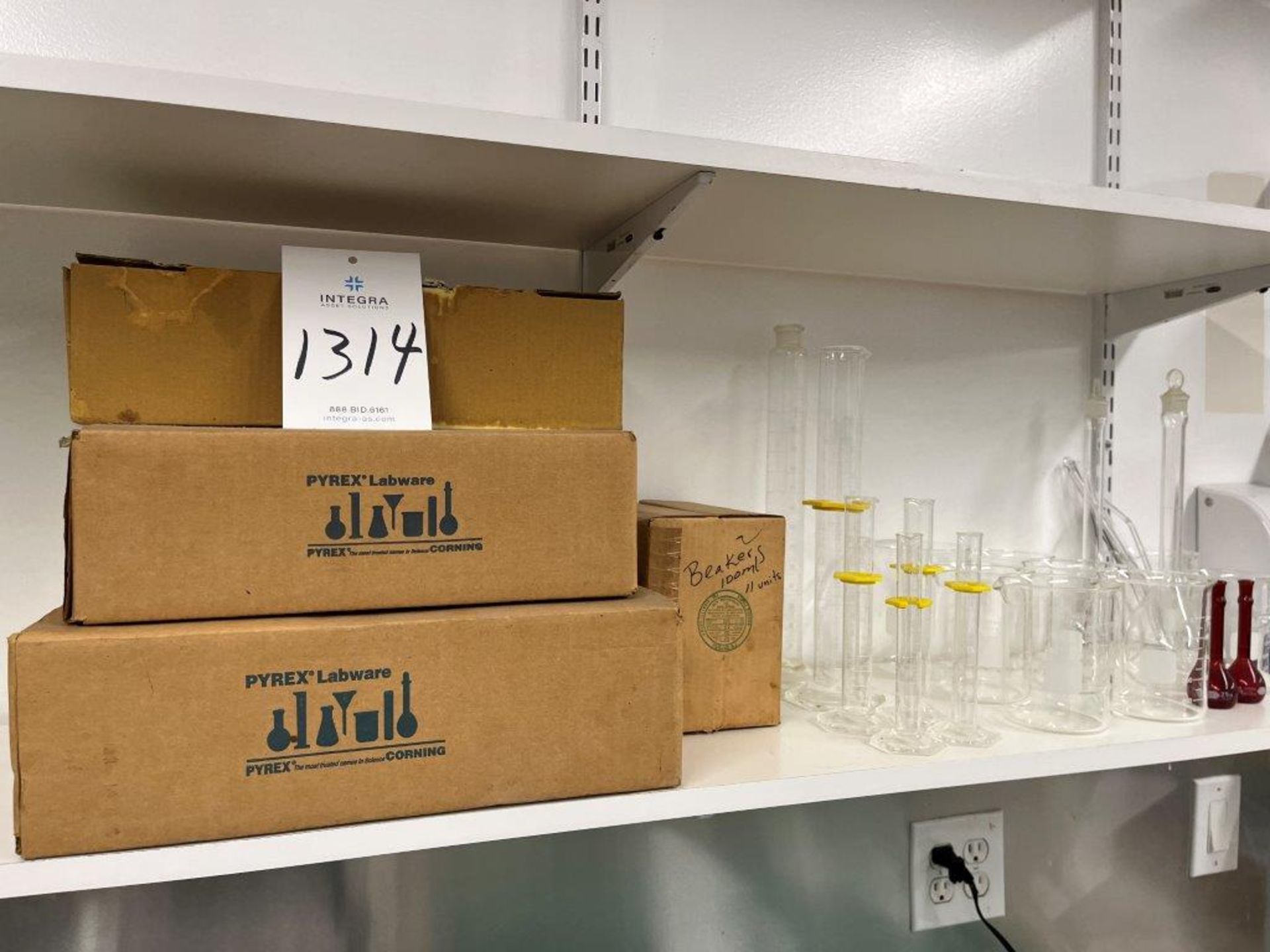 Lot of Assorted Laboratory Glassware
