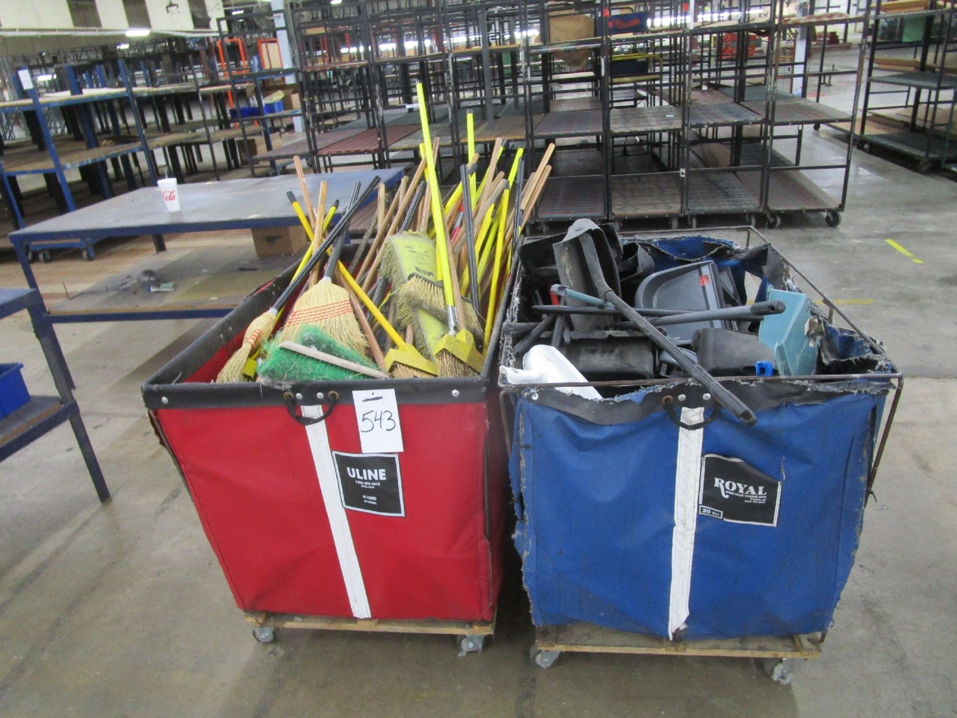 Lot of Cleaning Supplies in Uline Basket Trucks - Bild 2 aus 2