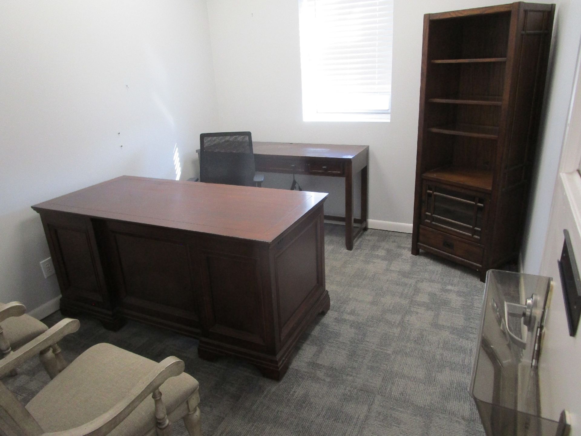 Lot of Executive Office Furniture - Image 5 of 5