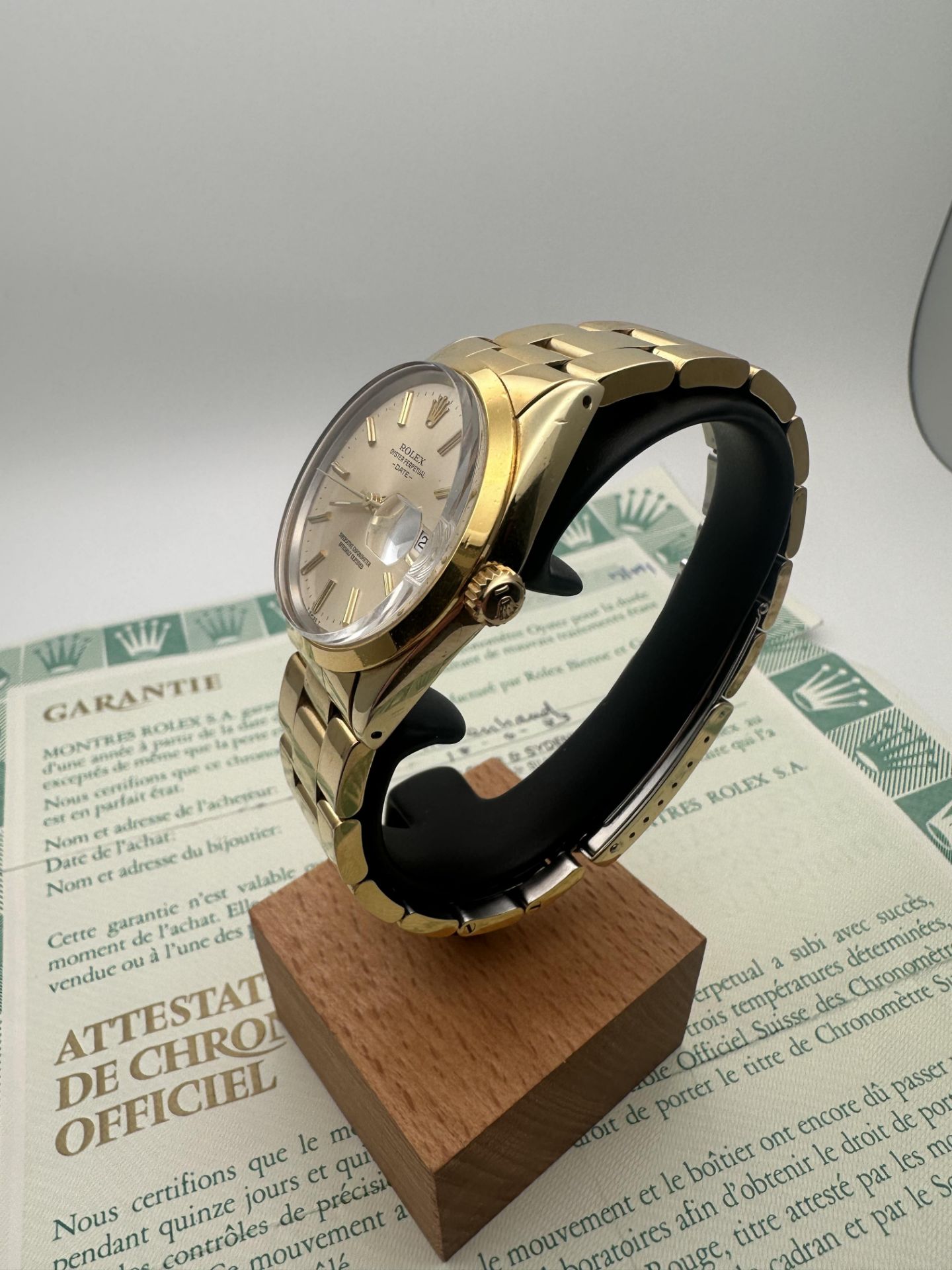 ROLEX DATE 34MM GOLD PLATED WATCH, DATED- 83, INCLUDES PAPERS, NO BOX. WORKING CONDITION - Image 3 of 5