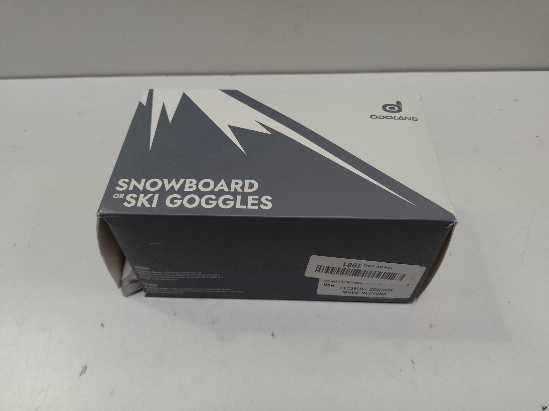RRP £40.14 Odoland OTG Ski Goggles Set with Detachable Lens - Image 2 of 2